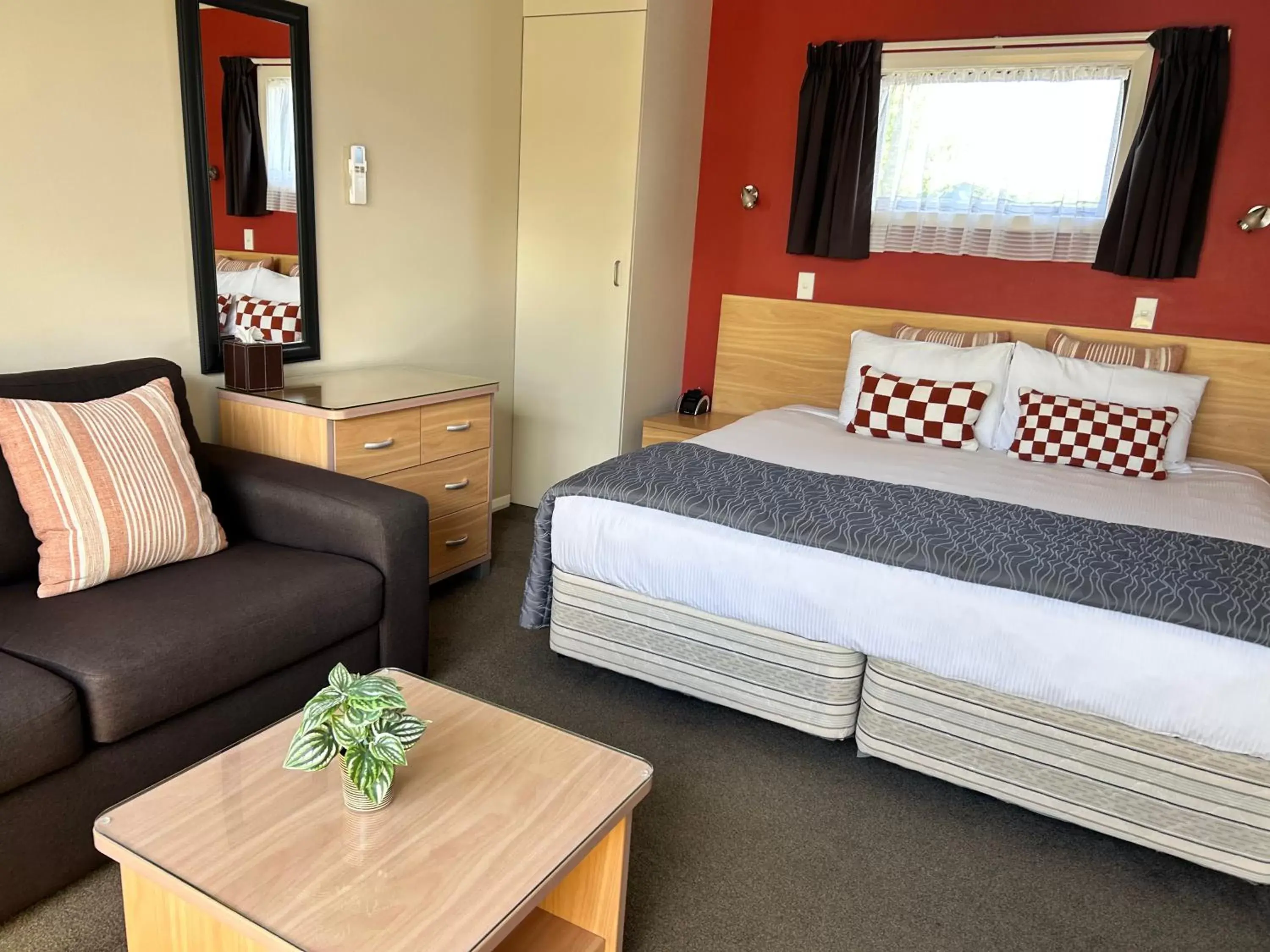 Bedroom, Bed in Arcadia Motel