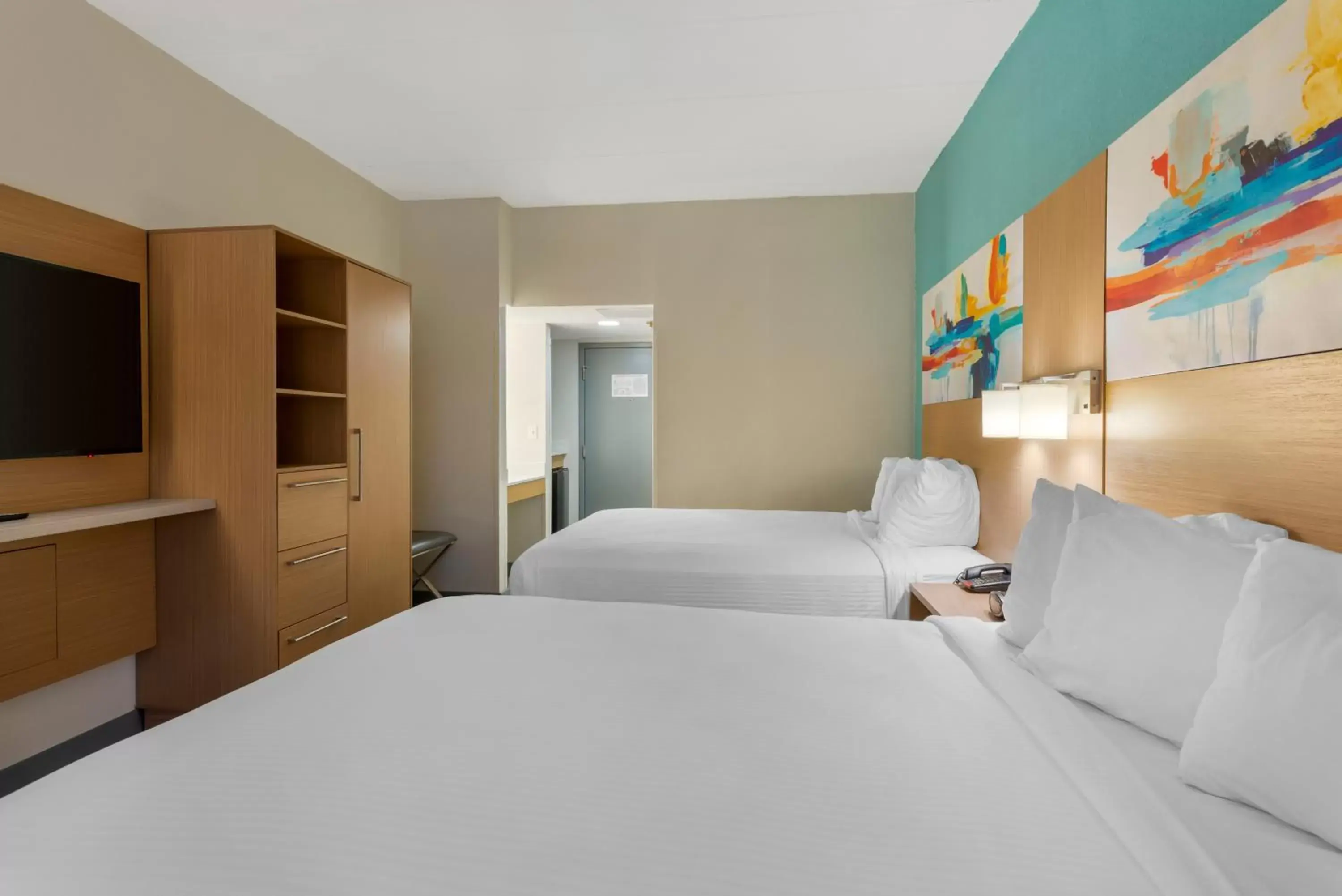 Coffee/tea facilities, Bed in Best Western PLUS Executive Hotel Richmond Coffee/tea facilities, Bed in Best Western PLUS Executive Hotel Richmond