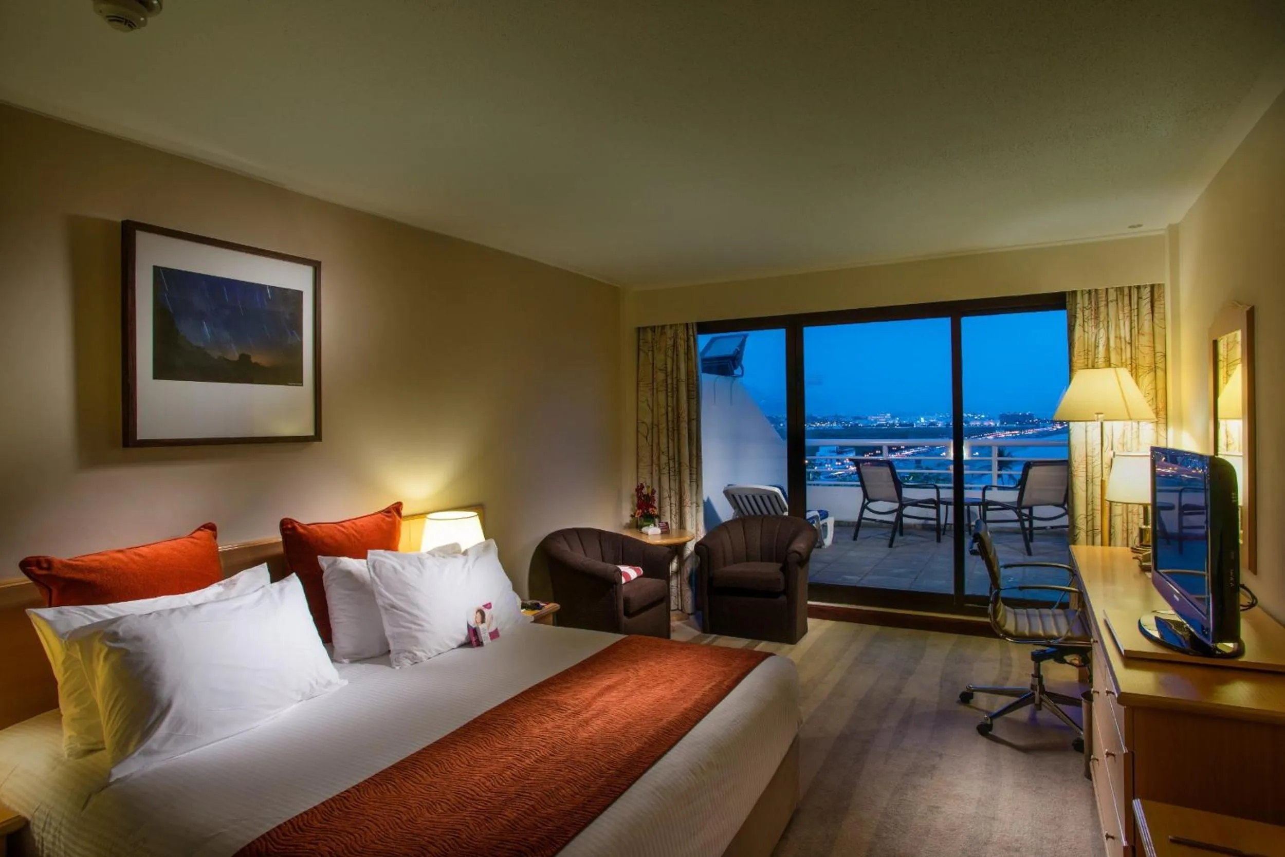 Photo of the whole room, Bed in Crowne Plaza Muscat by IHG