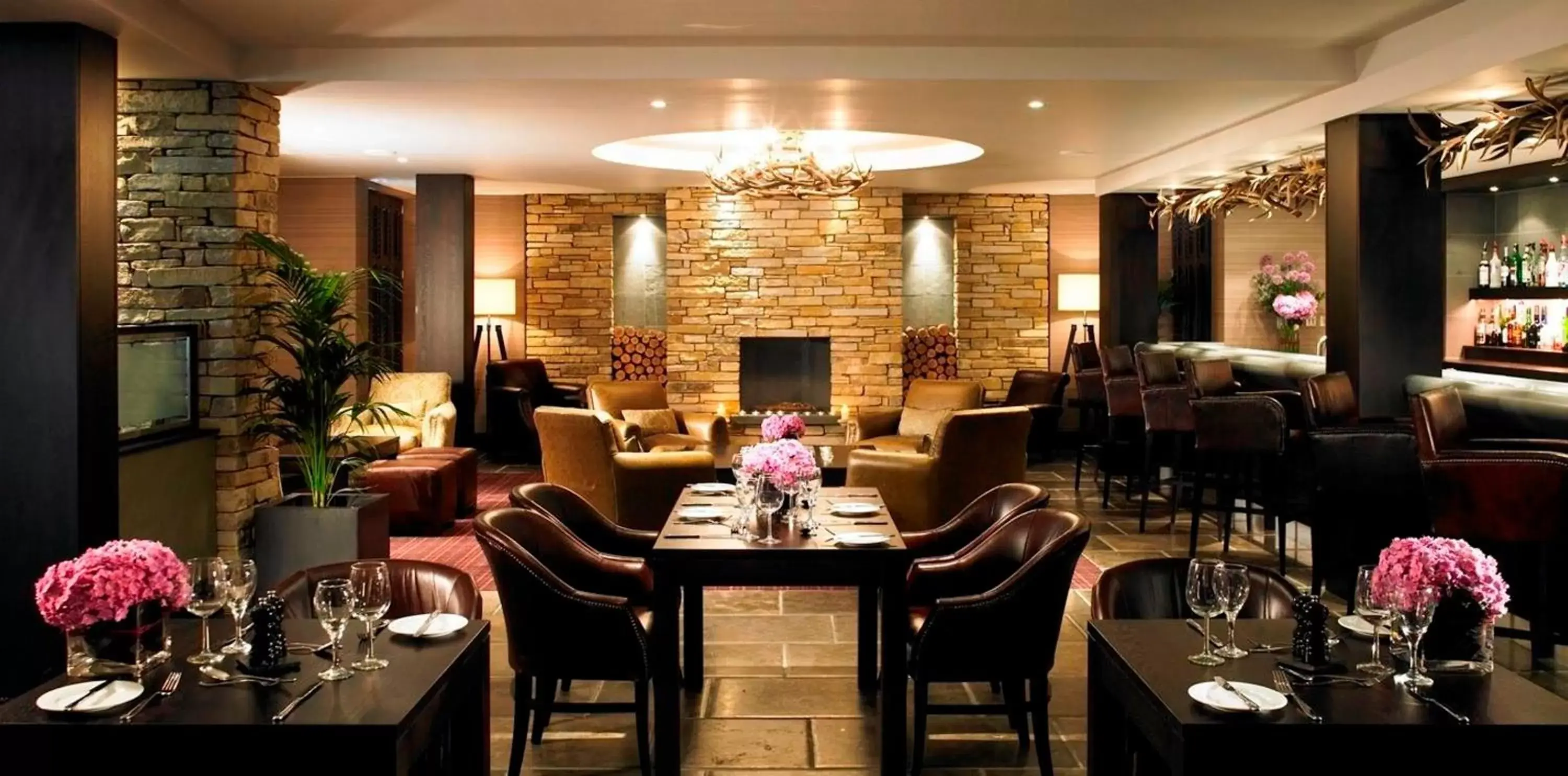 Lounge or bar, Restaurant/Places to Eat in Wychwood Park Hotel and Golf Club
