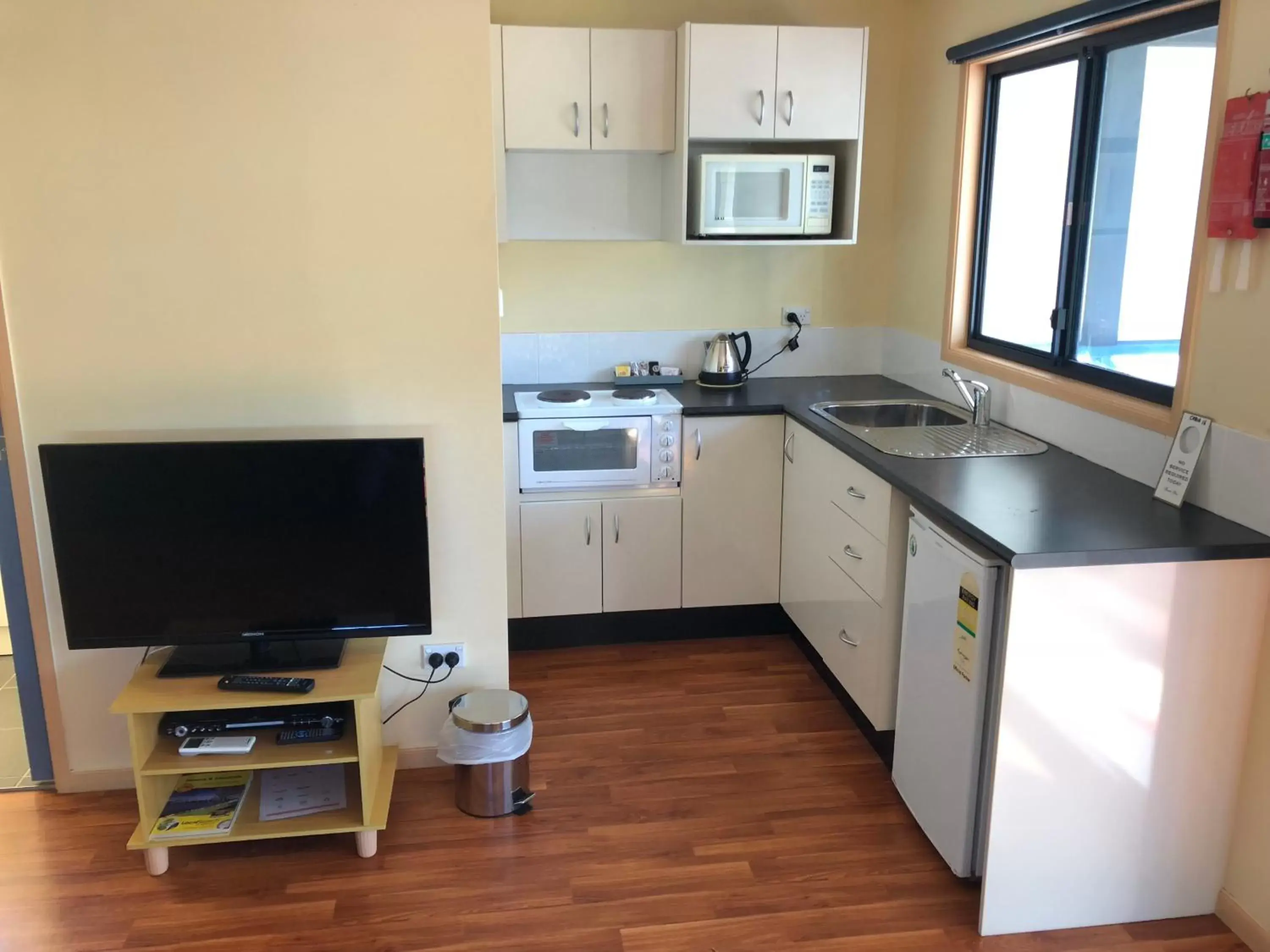 Kitchen or kitchenette, Kitchen/Kitchenette in Breeze Inn 13 Princes Highway, Ulladulla