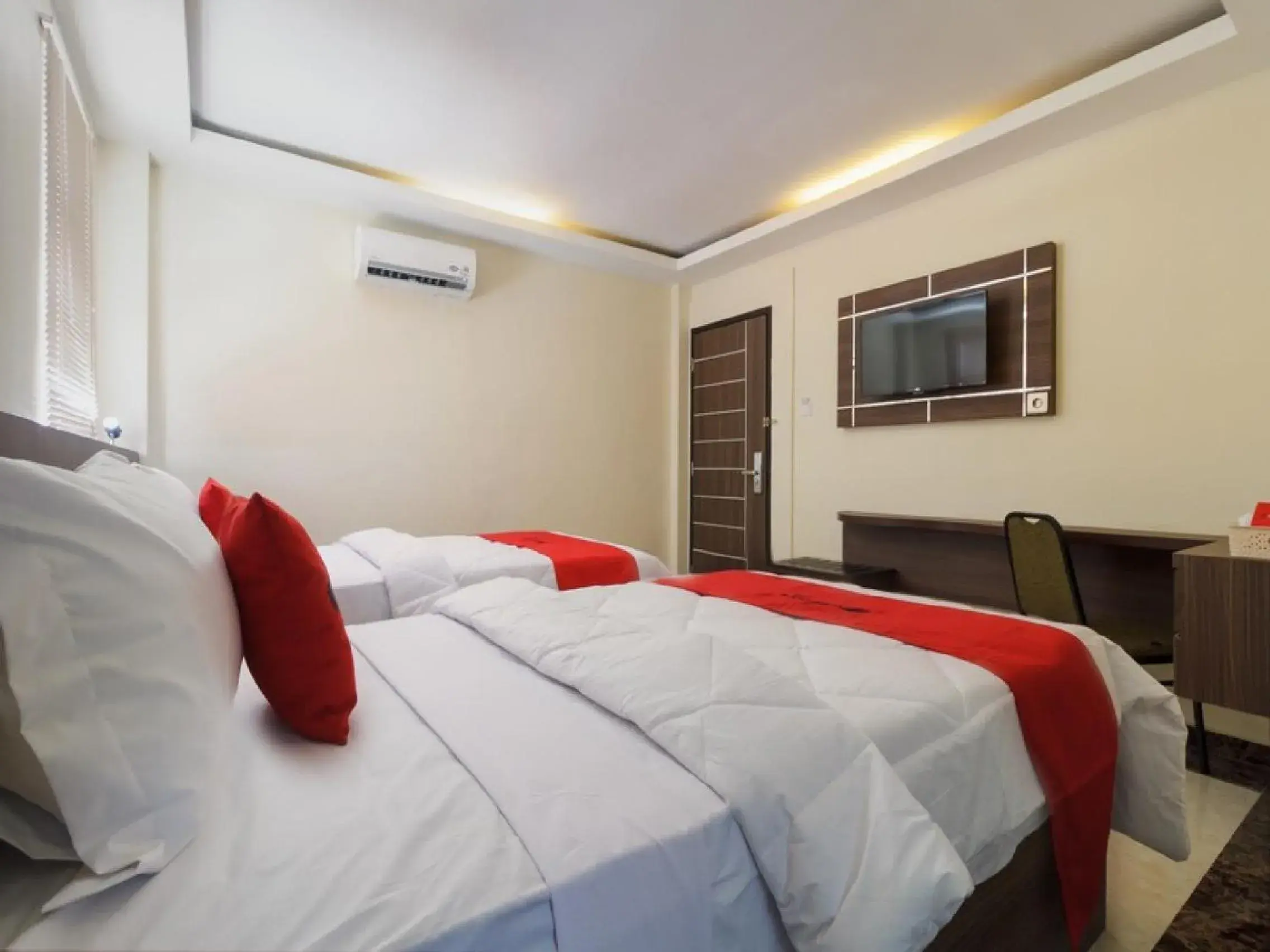 Bedroom, Bed in RedDoorz Plus @ Boulevard Panakkukang