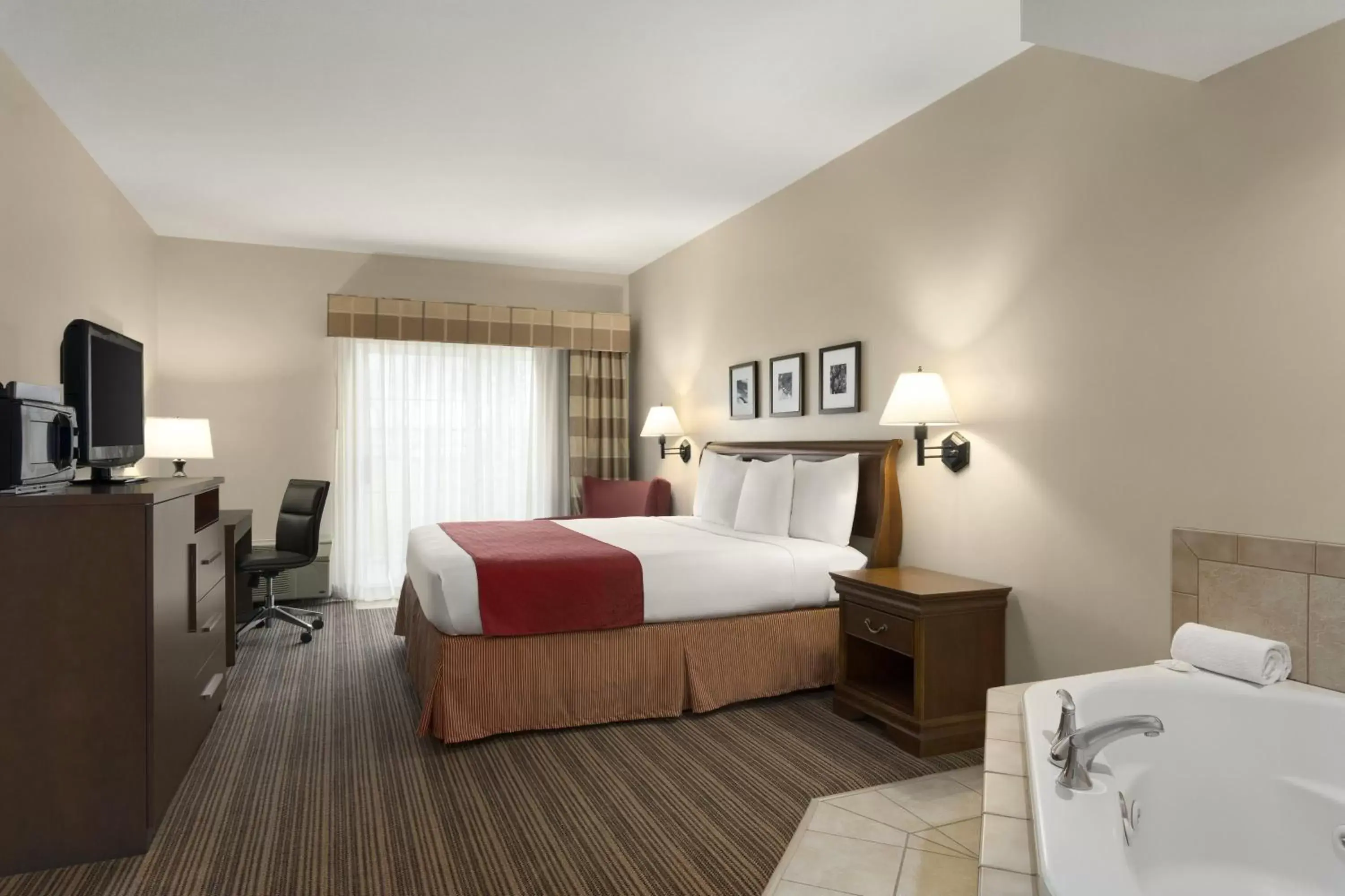 Bed in Country Inn & Suites by Radisson, Cedar Rapids Airport, IA