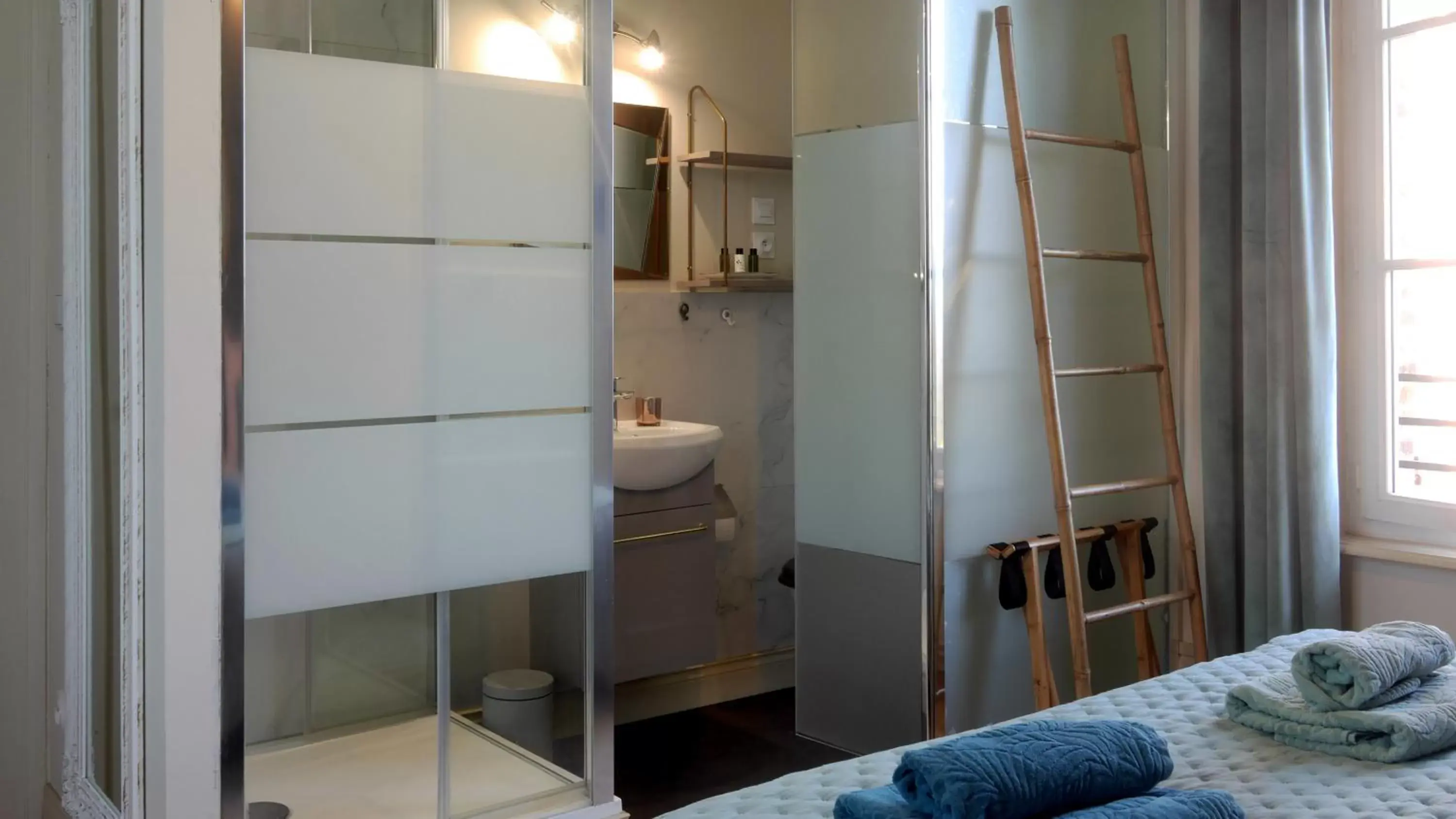 Bathroom in Honfleur, Entre Terre & Estuaire