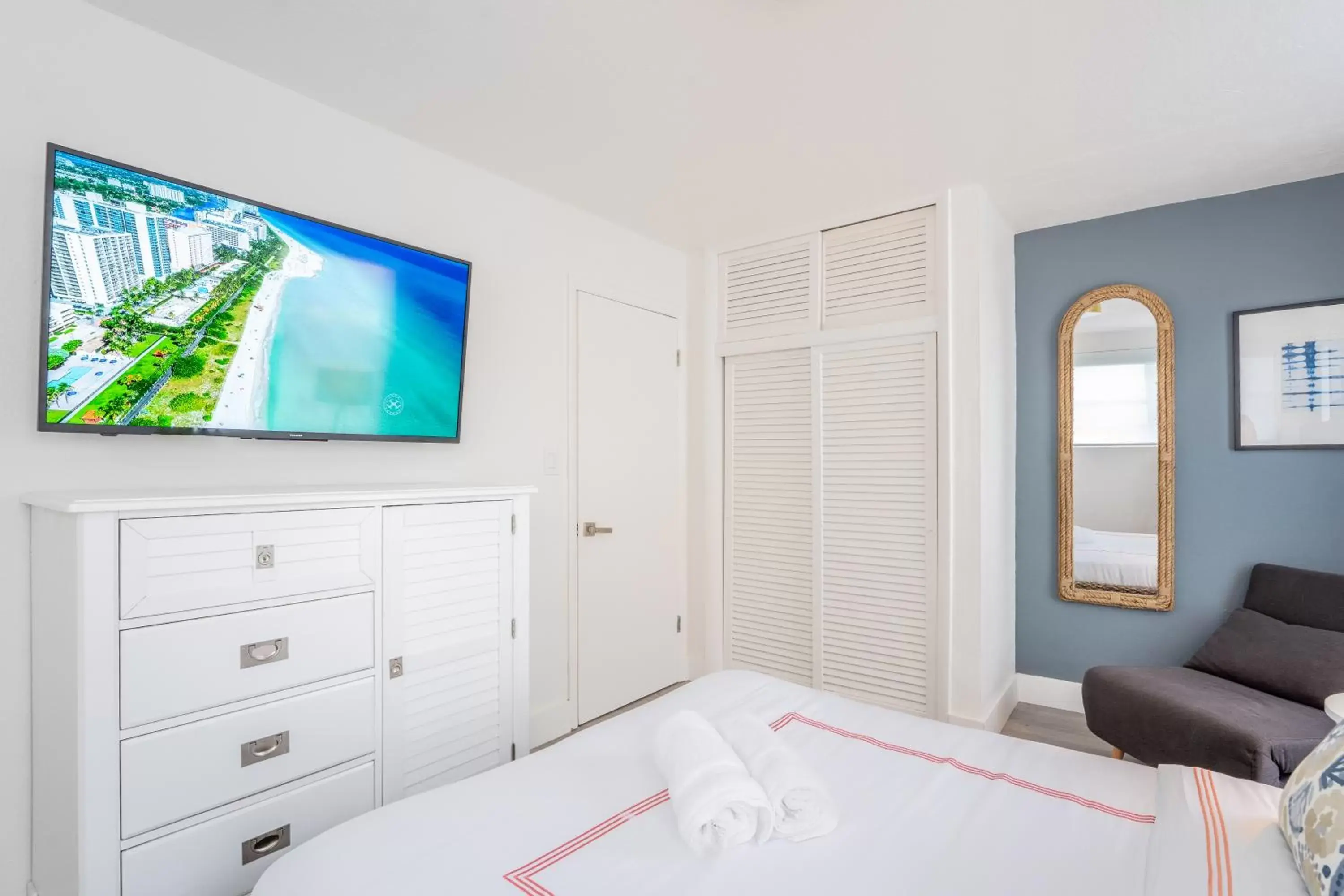 Bed, TV/Entertainment Center in PRAIA Hotel Boutique & Apartments Miami Beach