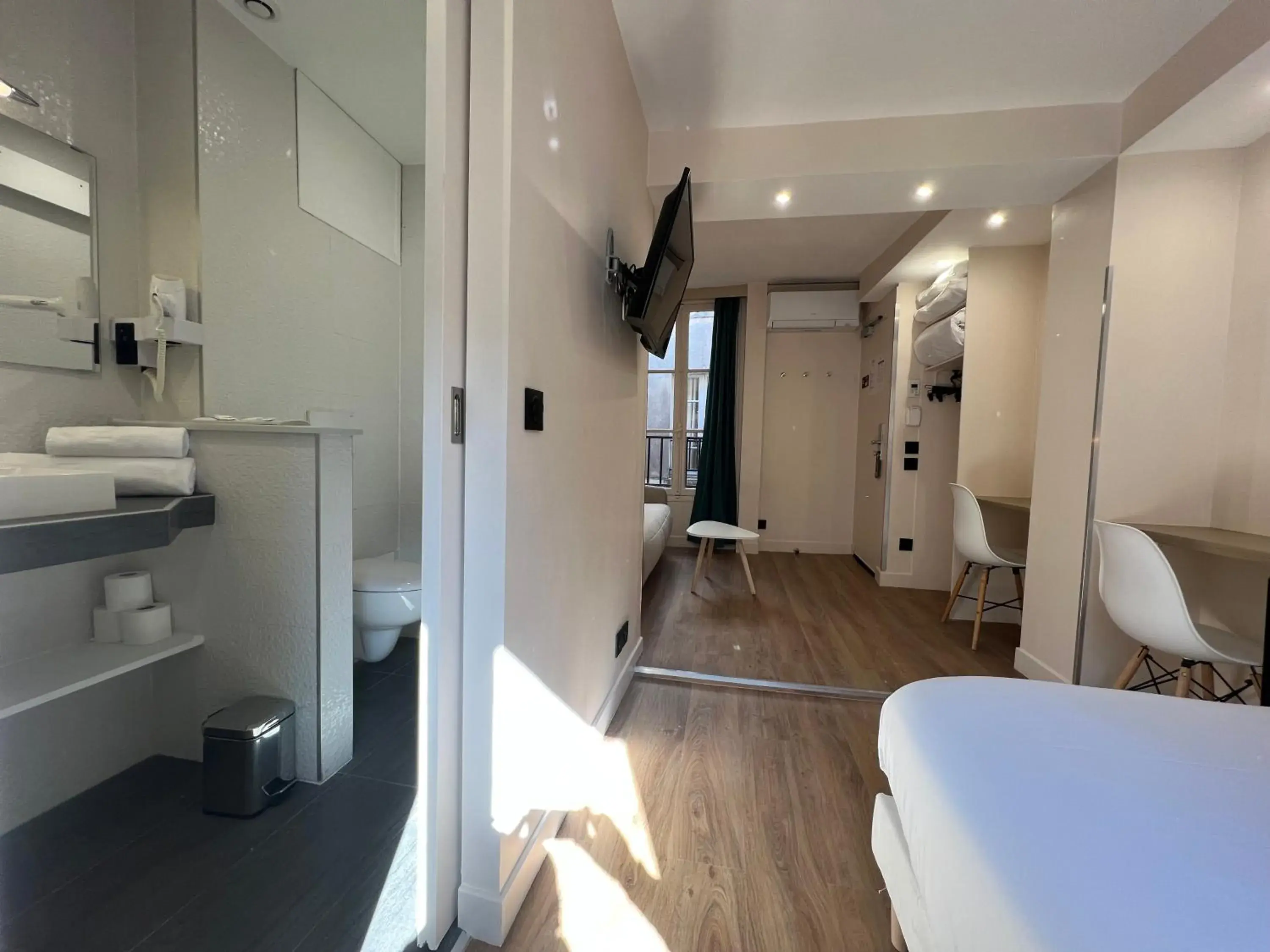 Bathroom in Nation Montmartre Hotel