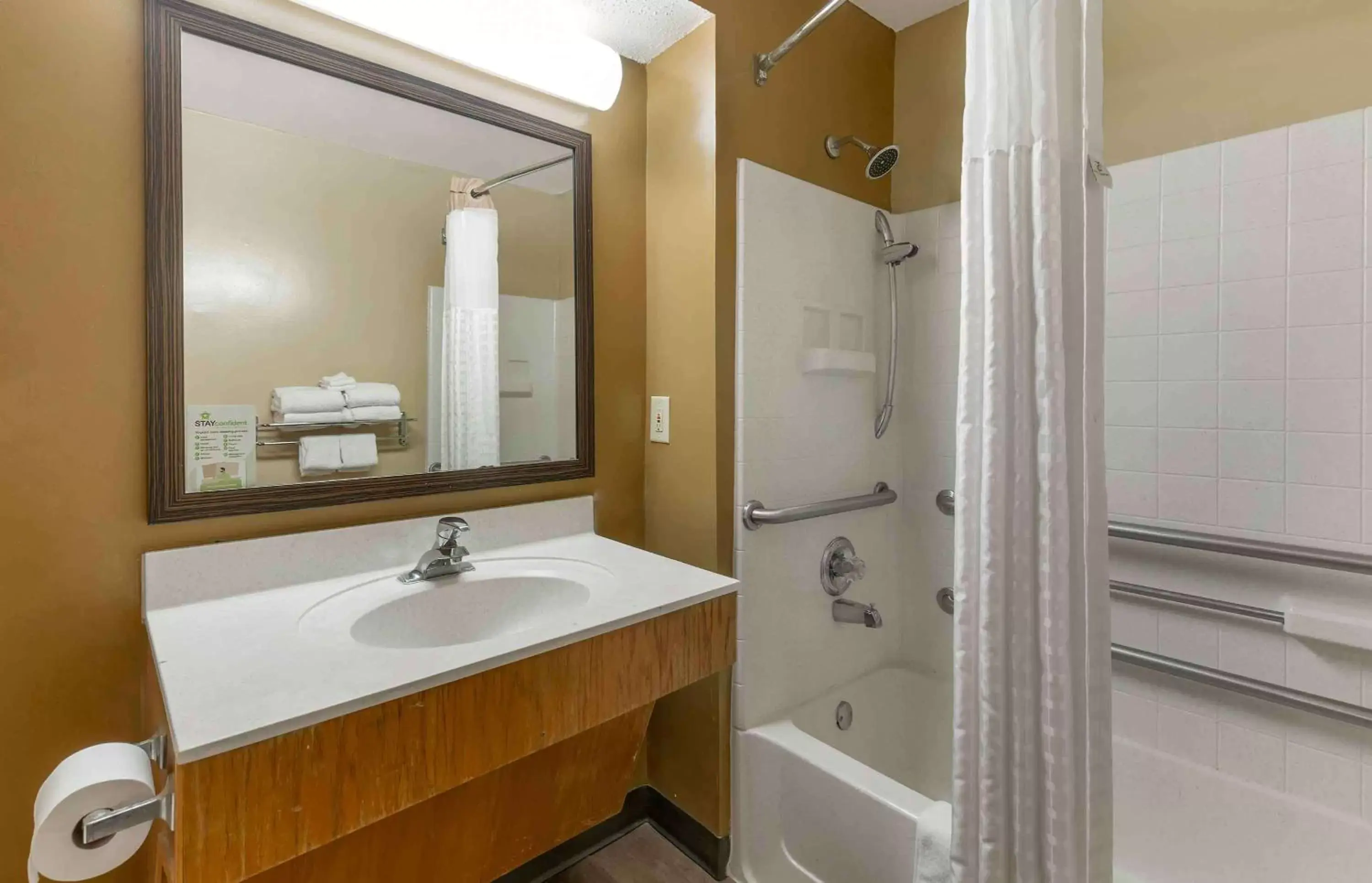 Bathroom in Extended Stay America Suites - Raleigh - Cary - Harrison Ave