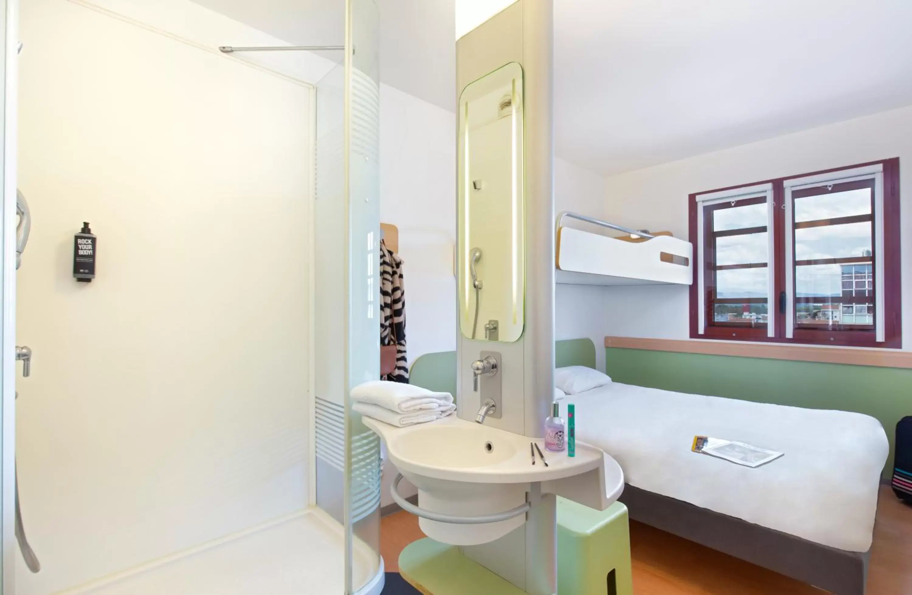Bathroom in ibis budget Perpignan Centre
