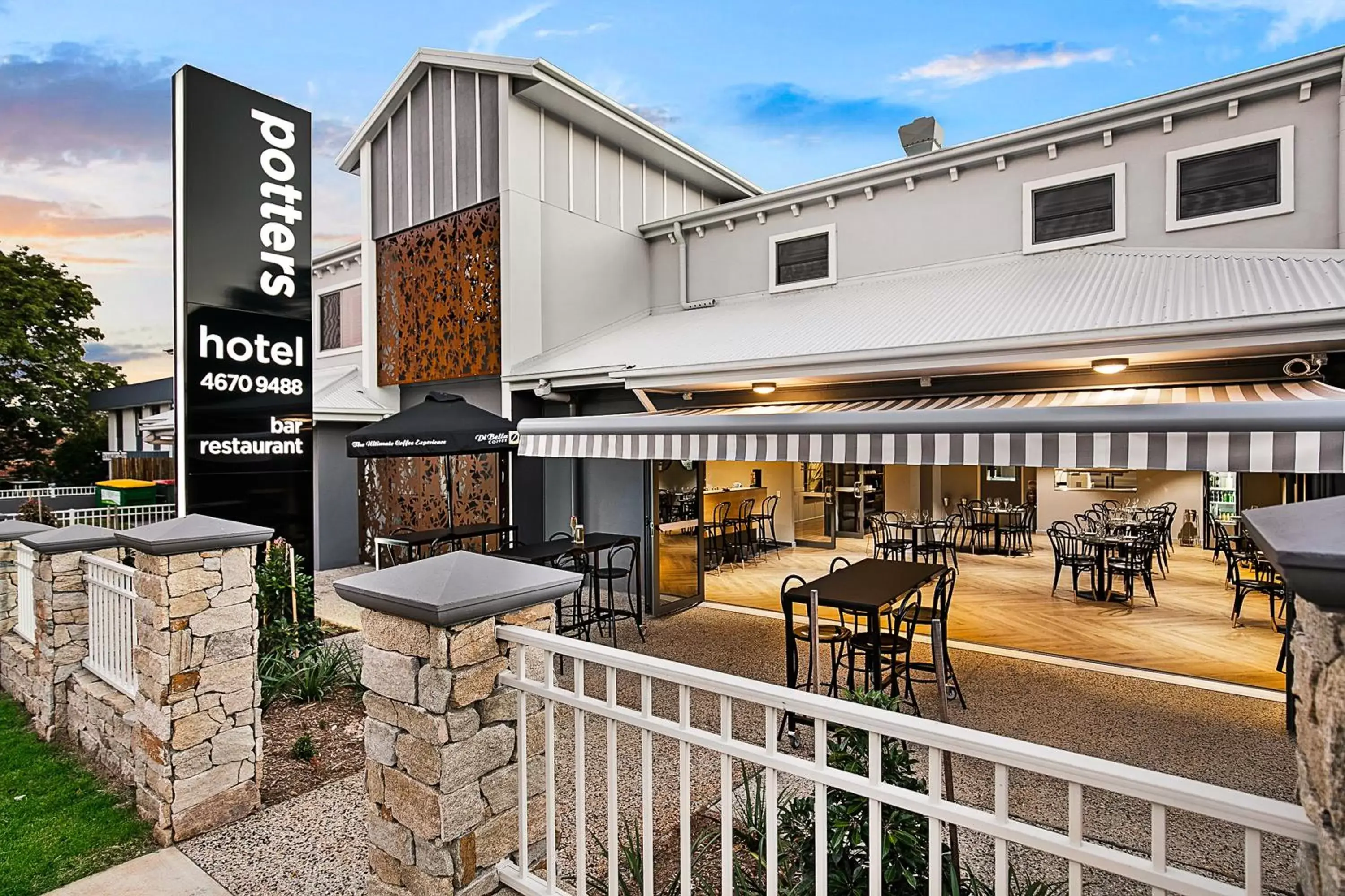 Facade/entrance in Potters Toowoomba Hotel