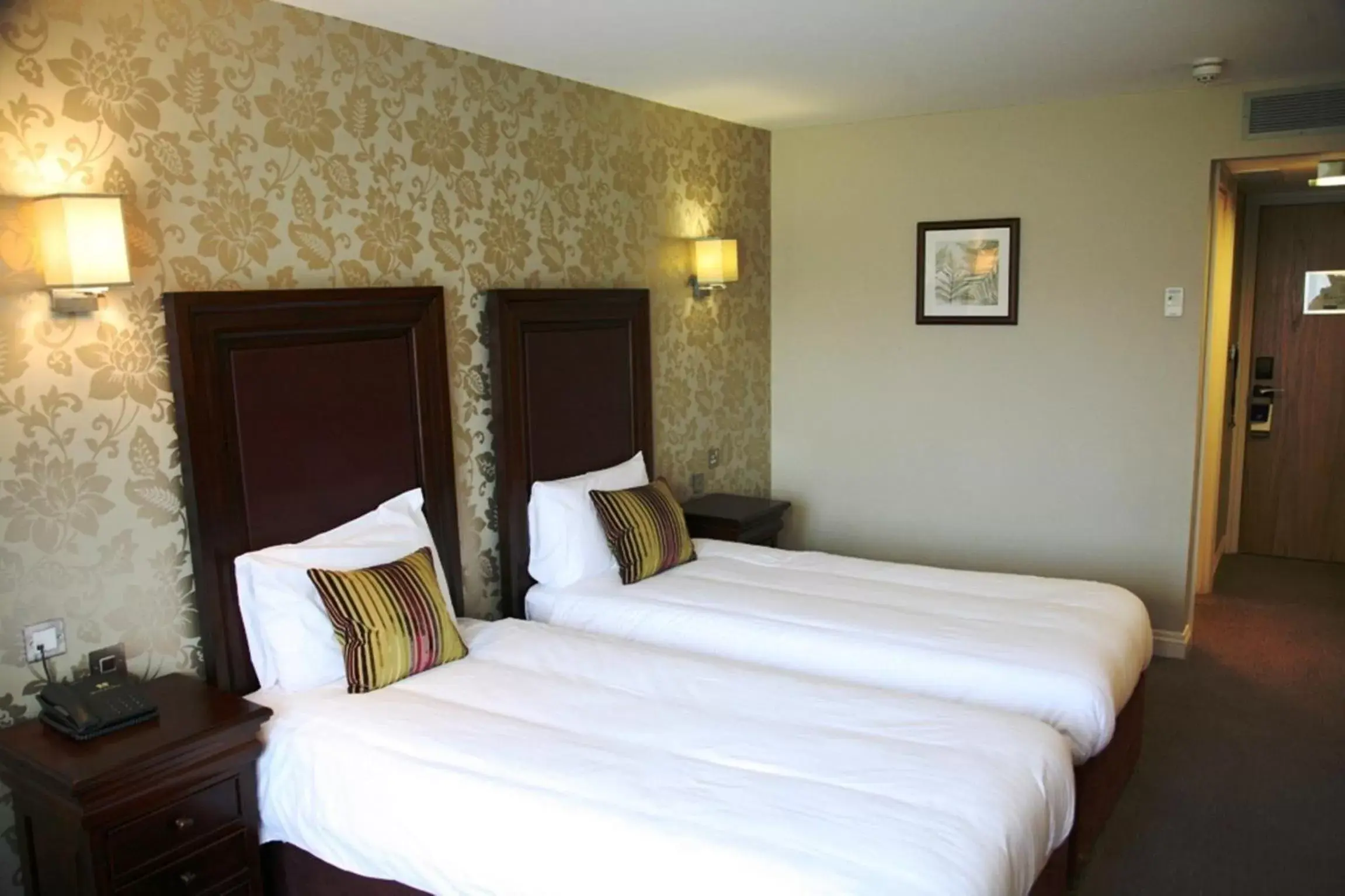 Photo of the whole room, Bed in Shendish Manor Hotel