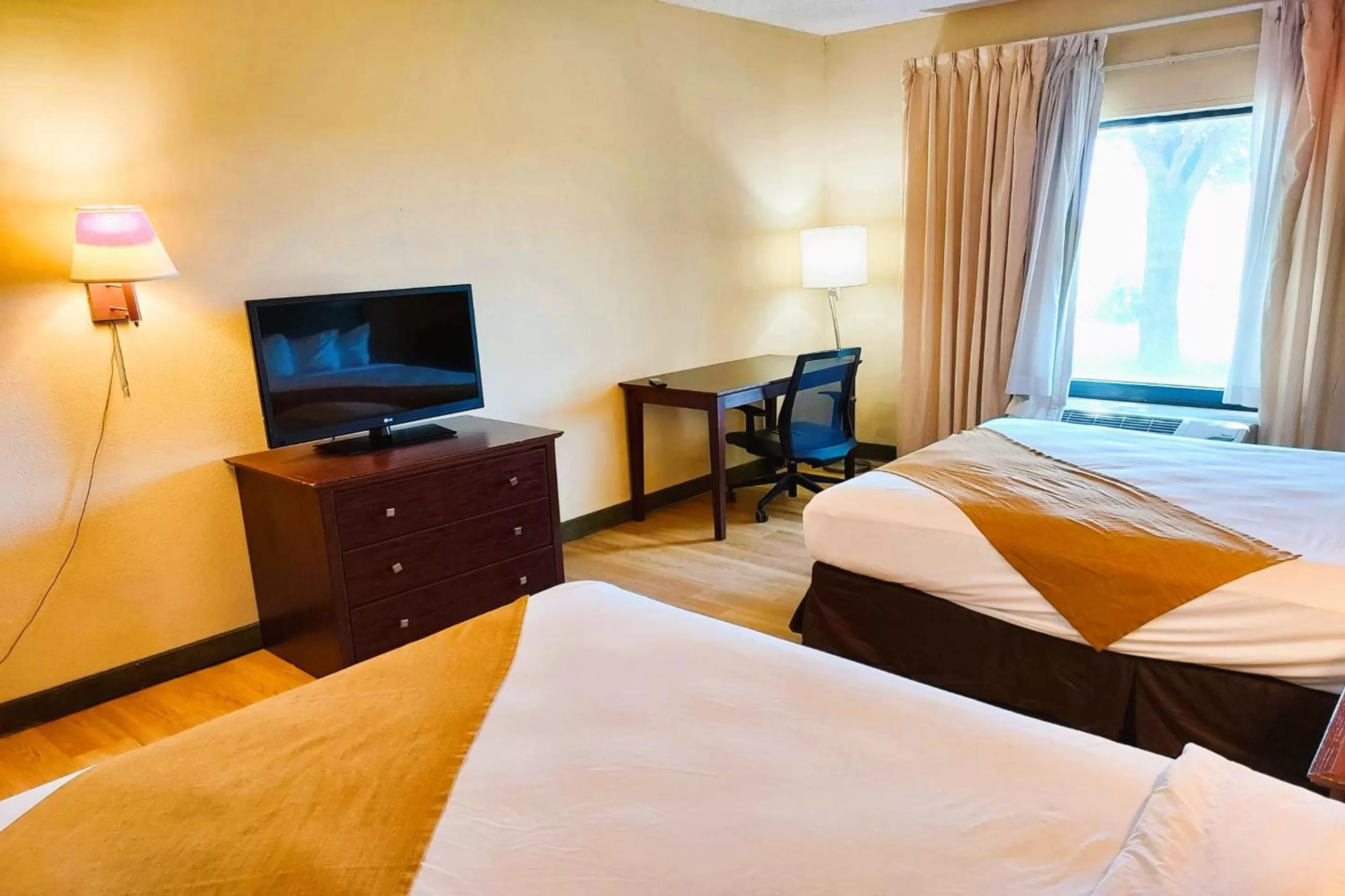 Bedroom, Bed in McPherson Inn By OYO, I-135