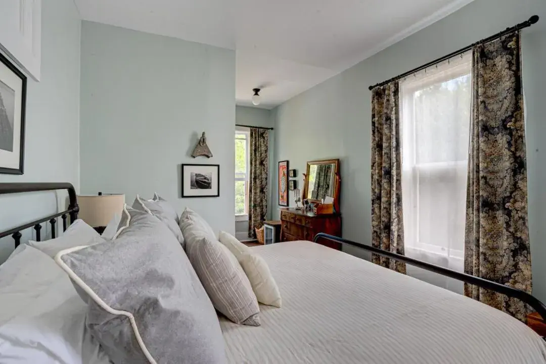 Bed in Historic Birch Lodge and Motel Bed in Historic Birch Lodge and Motel