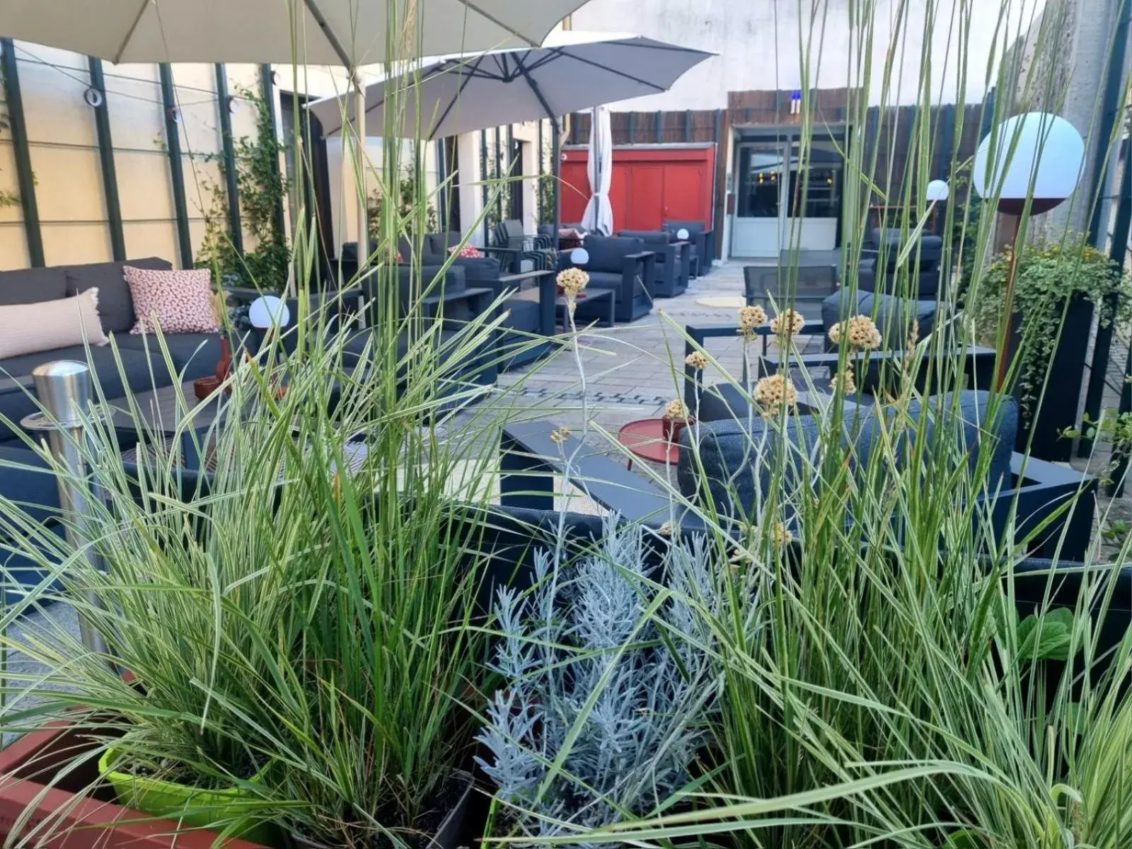 Patio in Hotel Henry Ii Beaune Centre