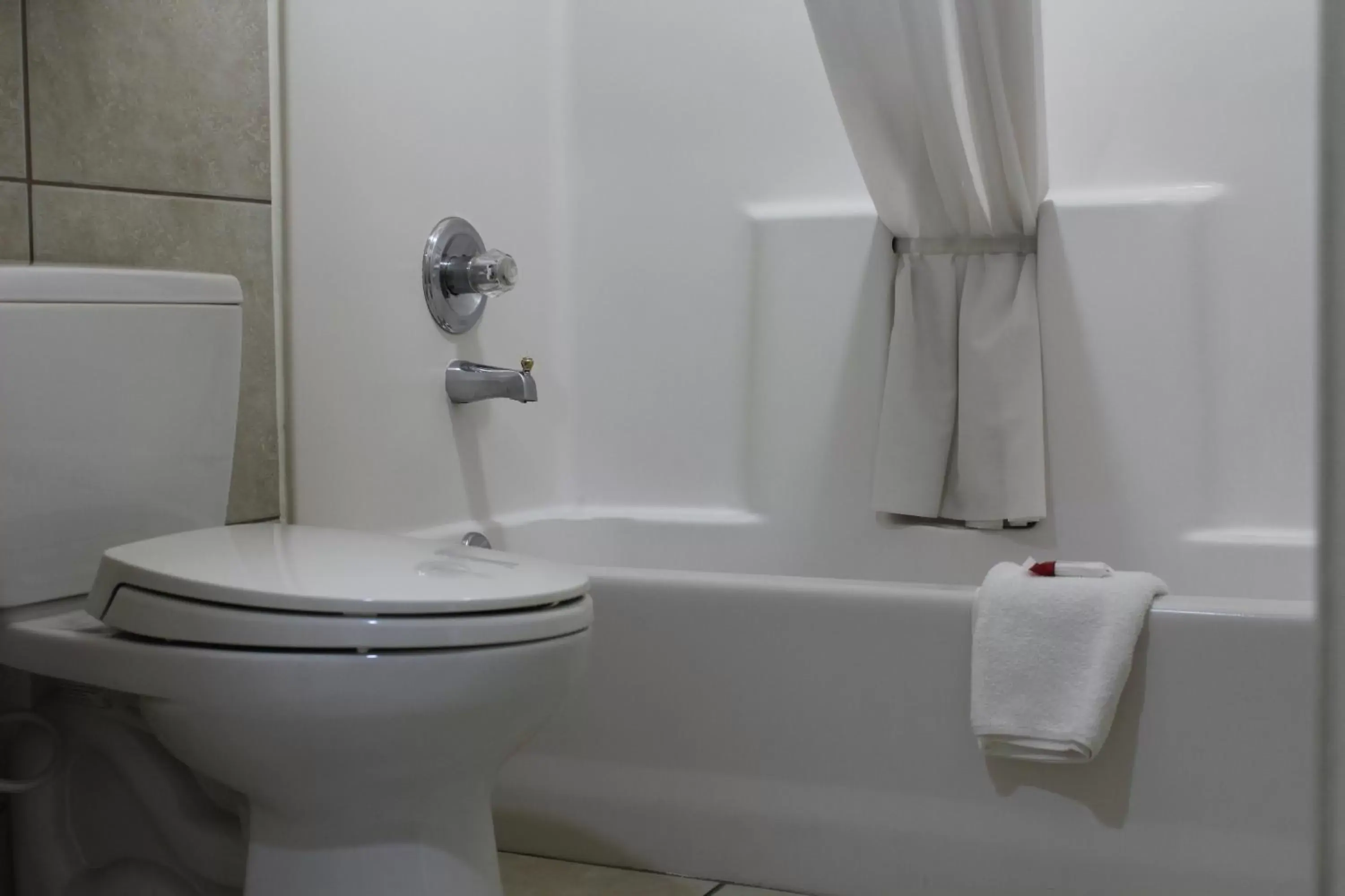 Toilet, Bathroom in Travelodge by Wyndham Florida City/Homestead/Everglades