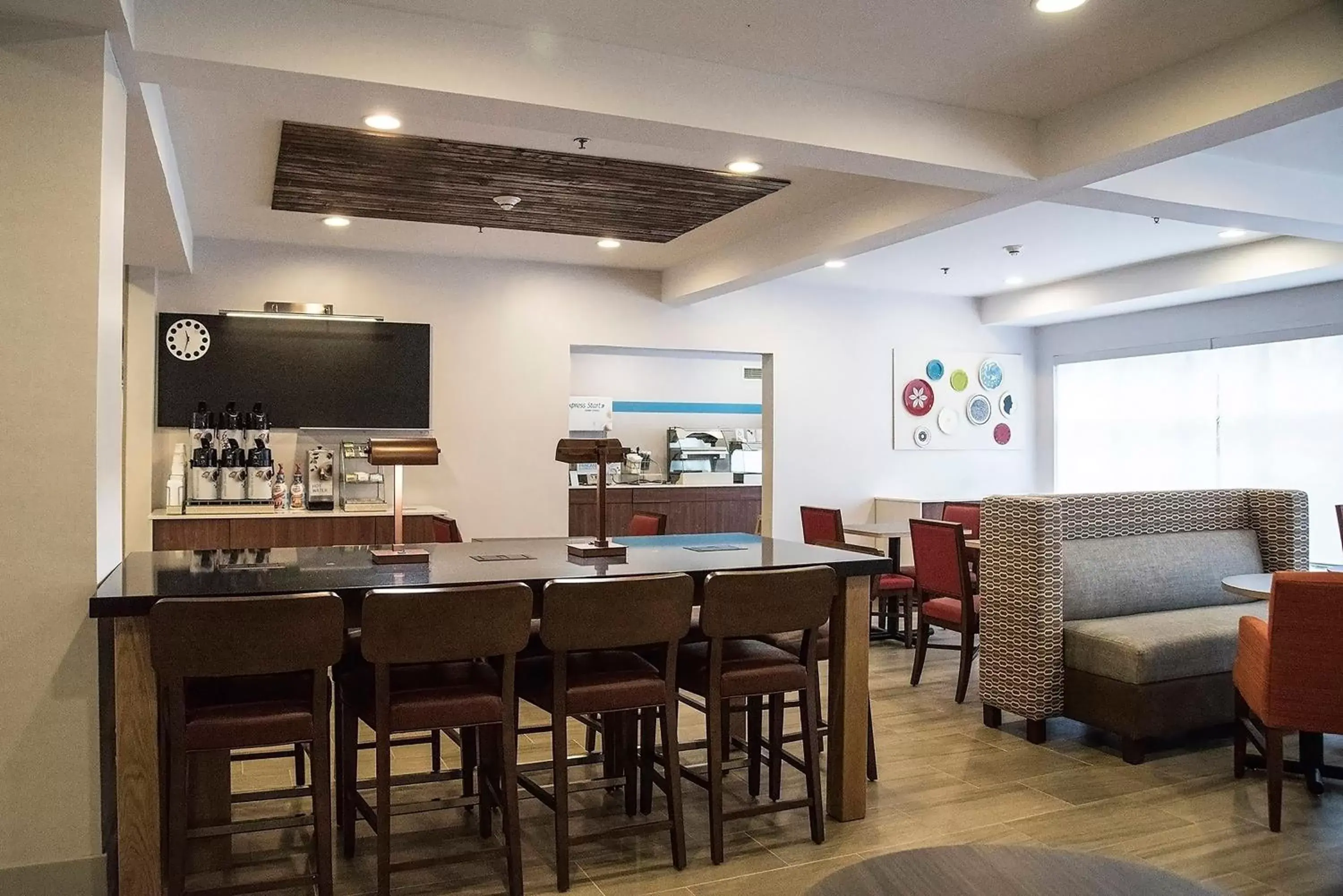 Breakfast, Lounge/Bar in Holiday Inn Express & Suites Alexandria, an IHG Hotel