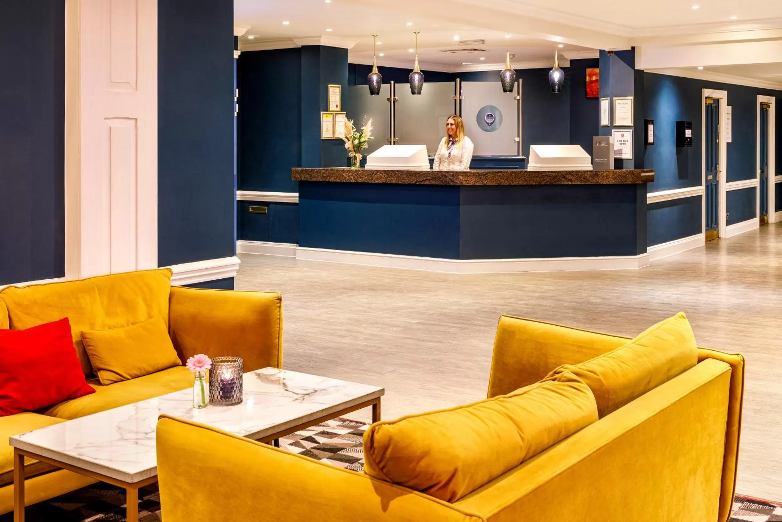 Seating area in Mercure Swansea Hotel