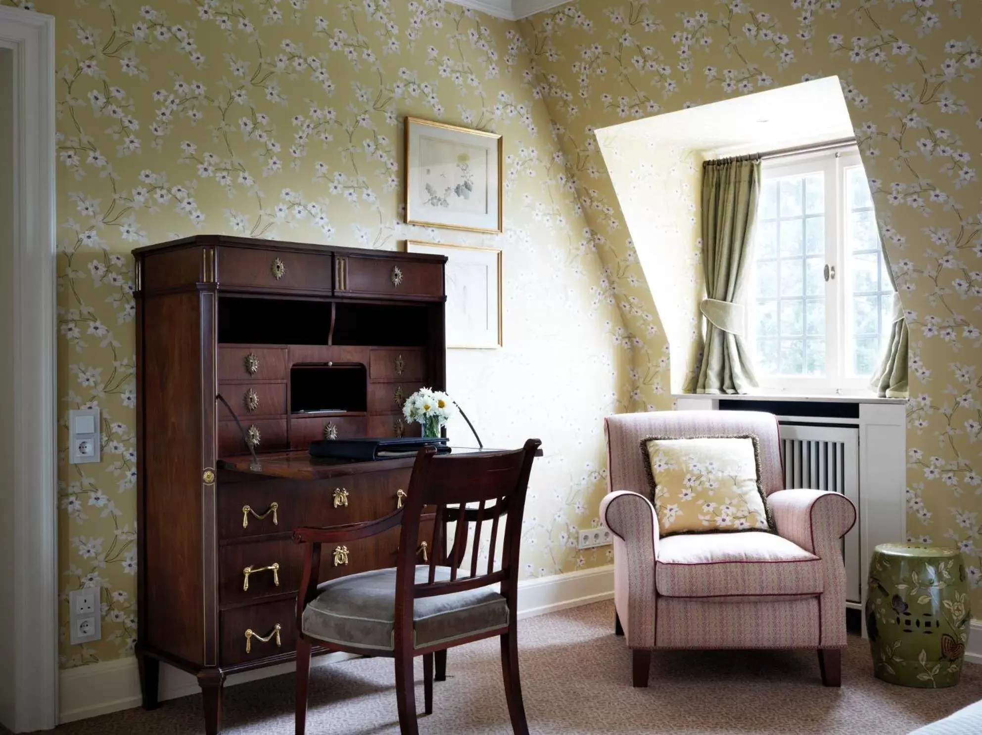 Bedroom, Seating Area in Schlosshotel Kronberg - Hotel Frankfurt