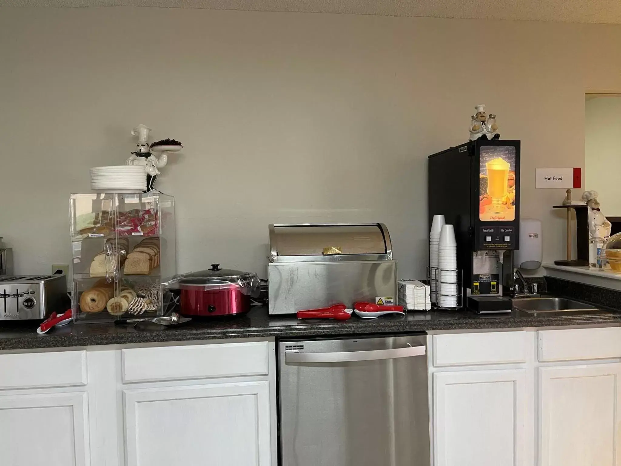 Breakfast, Kitchen/Kitchenette in Red Roof Inn Branson
