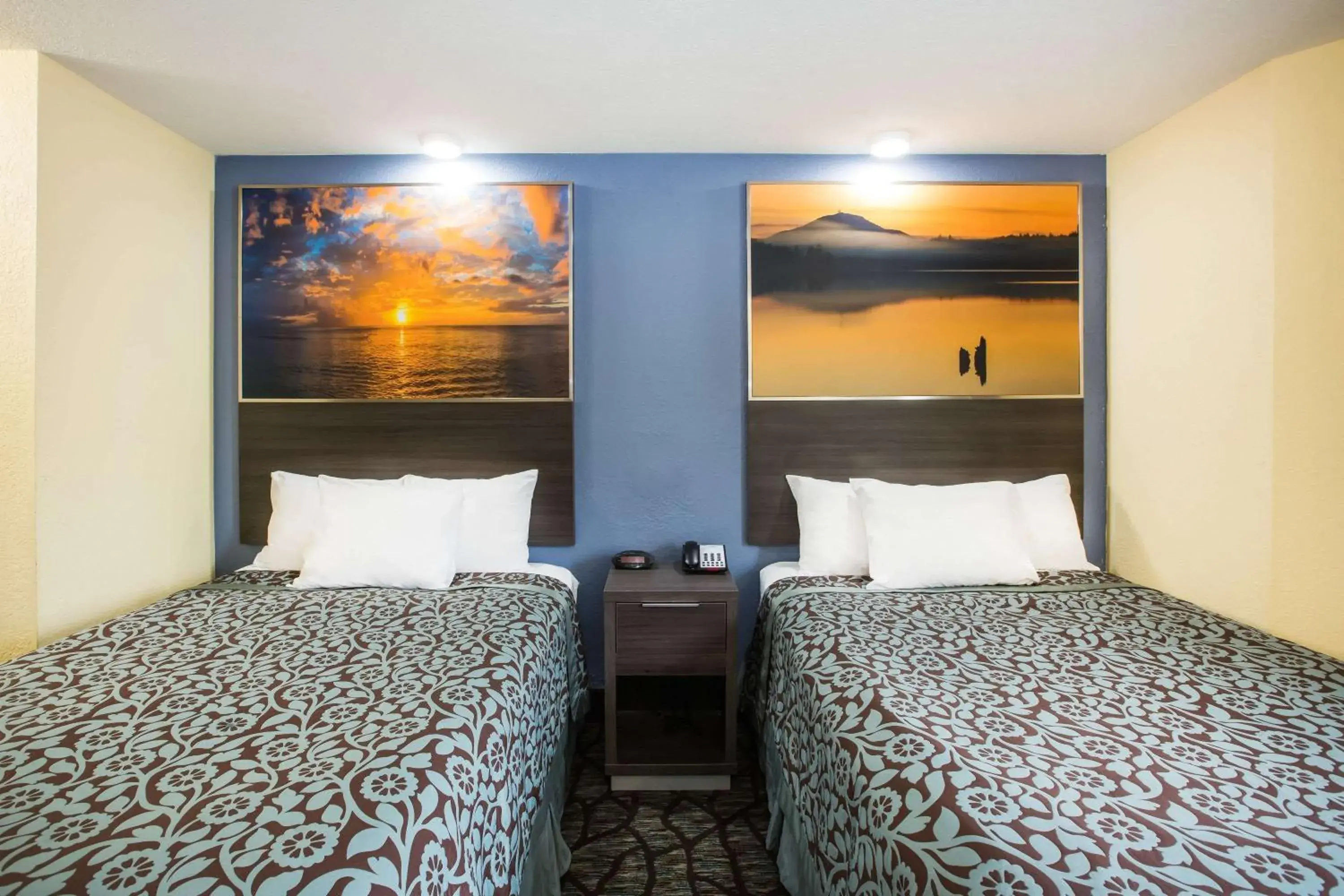 Photo of the whole room, Bed in Days Inn by Wyndham Blue Springs Photo of the whole room, Bed in Days Inn by Wyndham Blue Springs