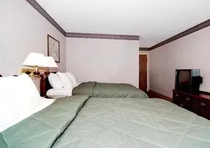Queen Room with Two Queen Beds - Non-Smoking in Quality Inn Midway