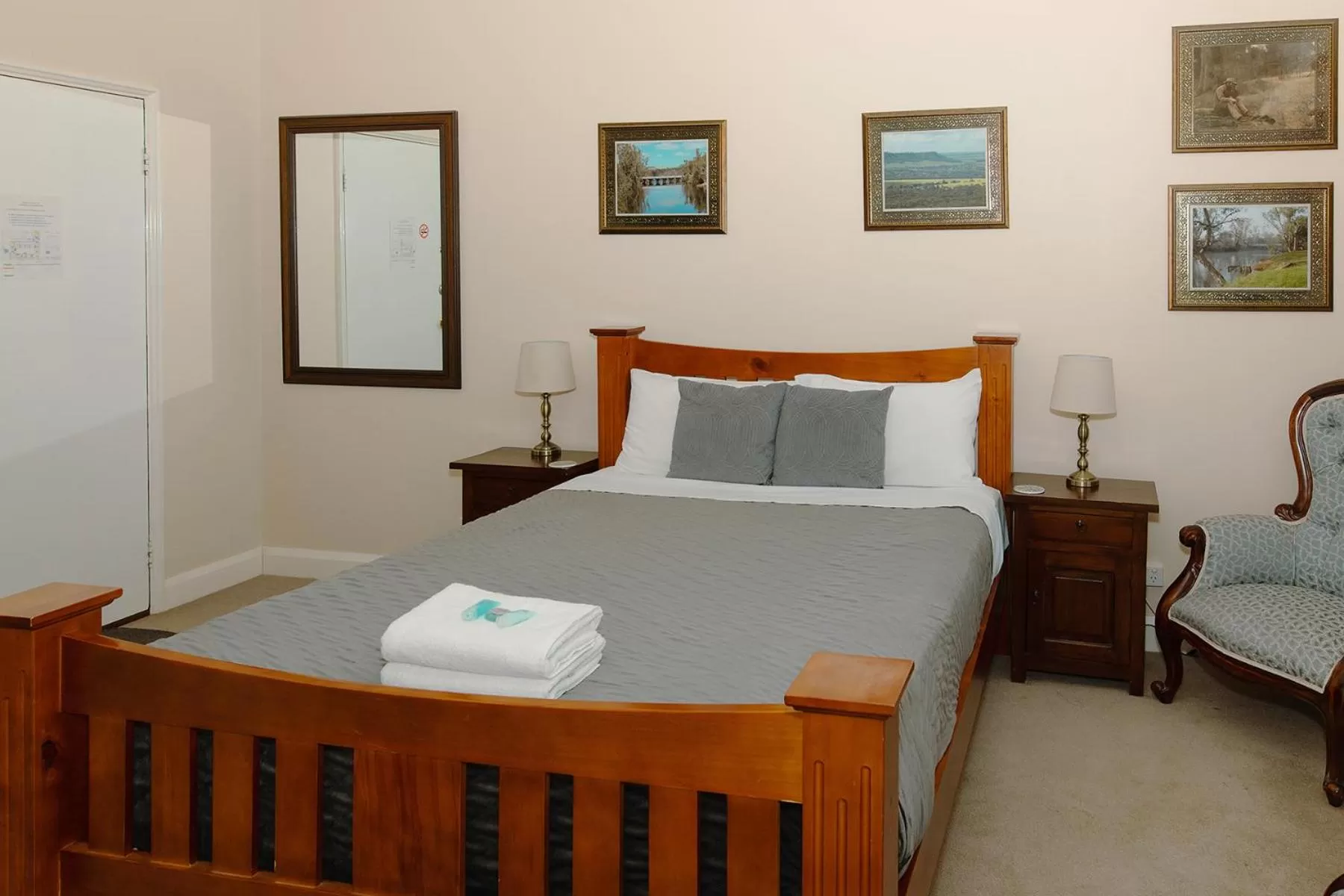 Bed in Settlers Hotel York