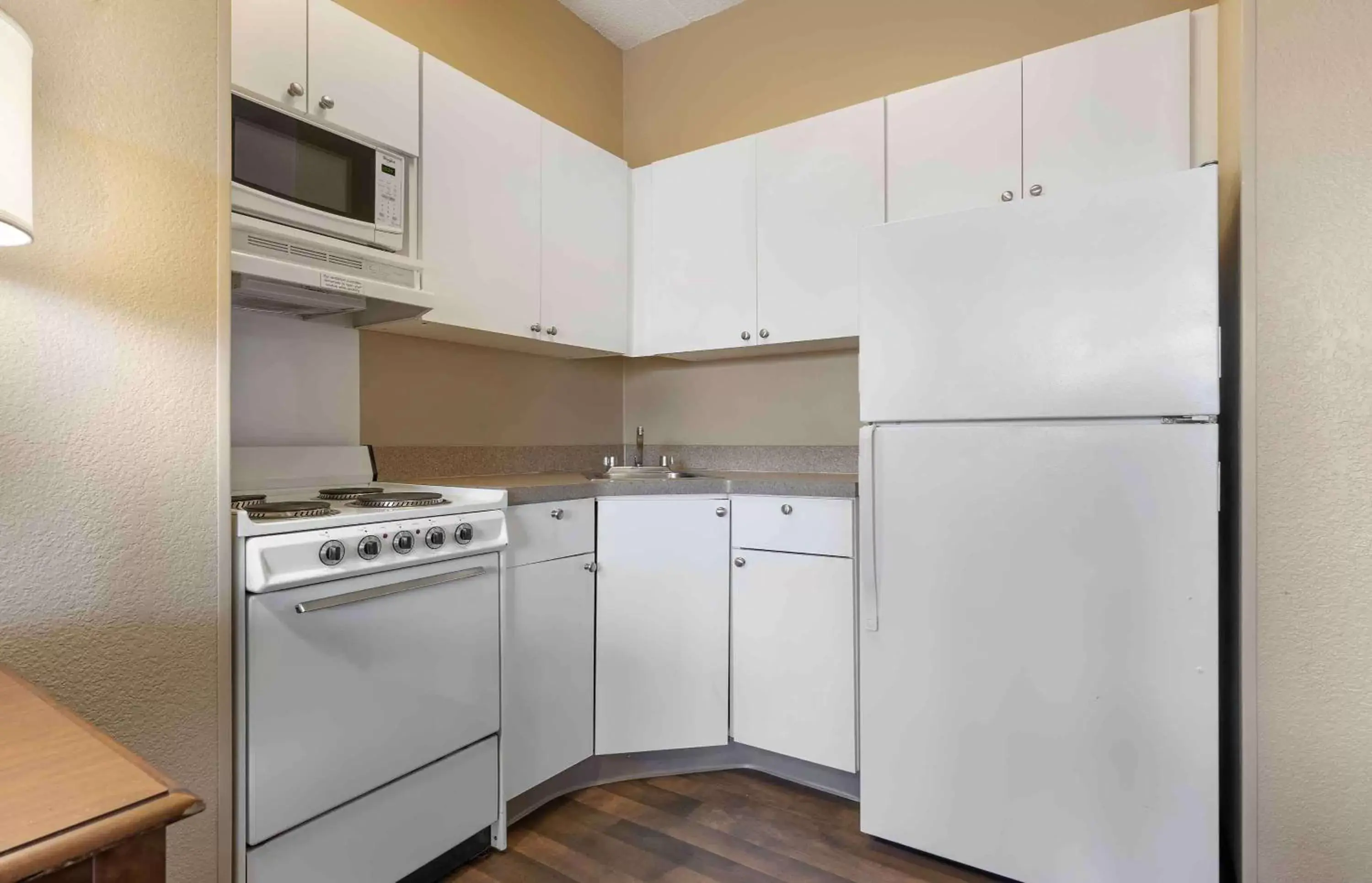 Bedroom, Kitchen/Kitchenette in Extended Stay America Suites - Chicago - O'Hare - Allstate Arena