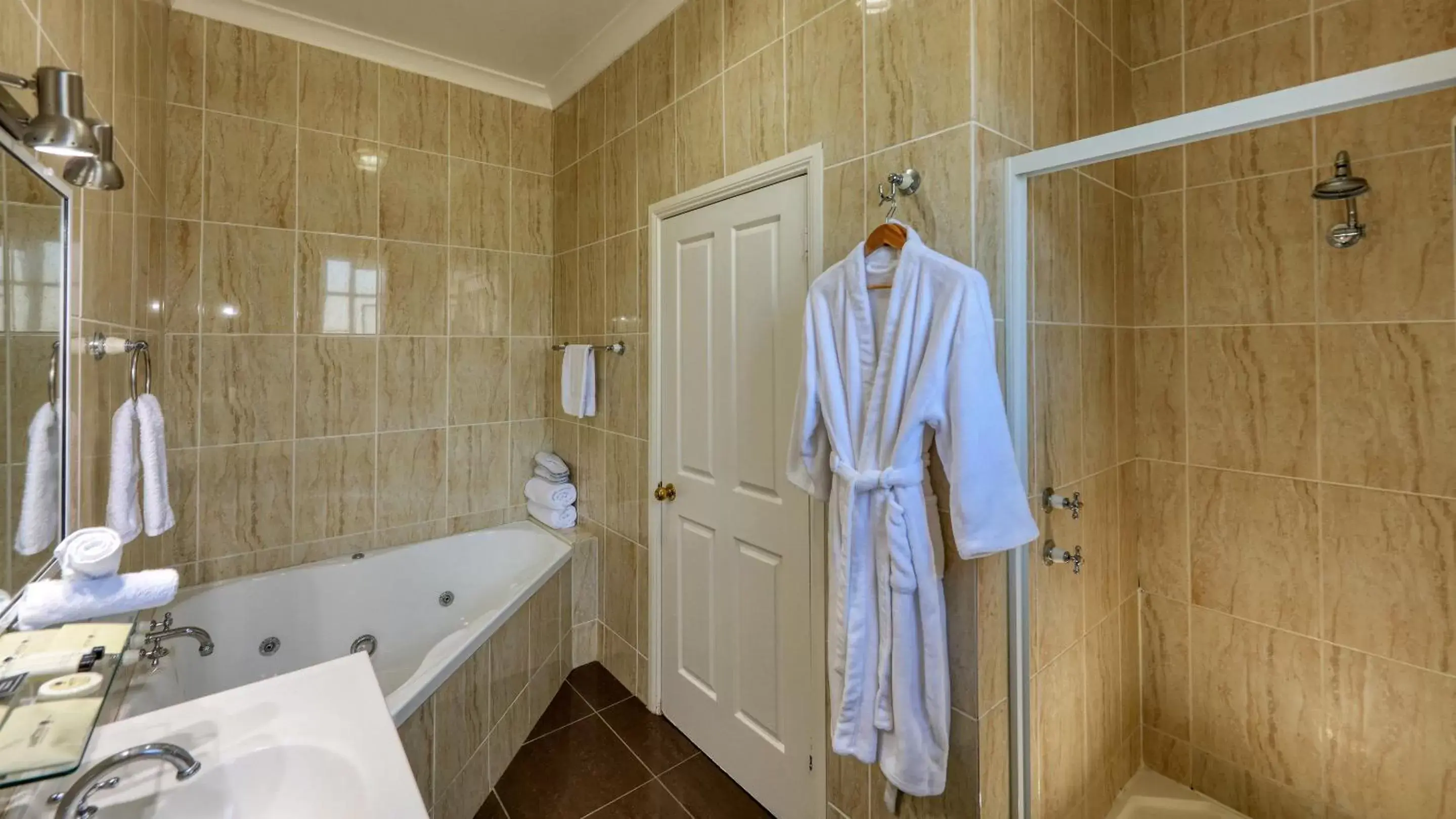 Bathroom in Castlereagh Lodge Motel