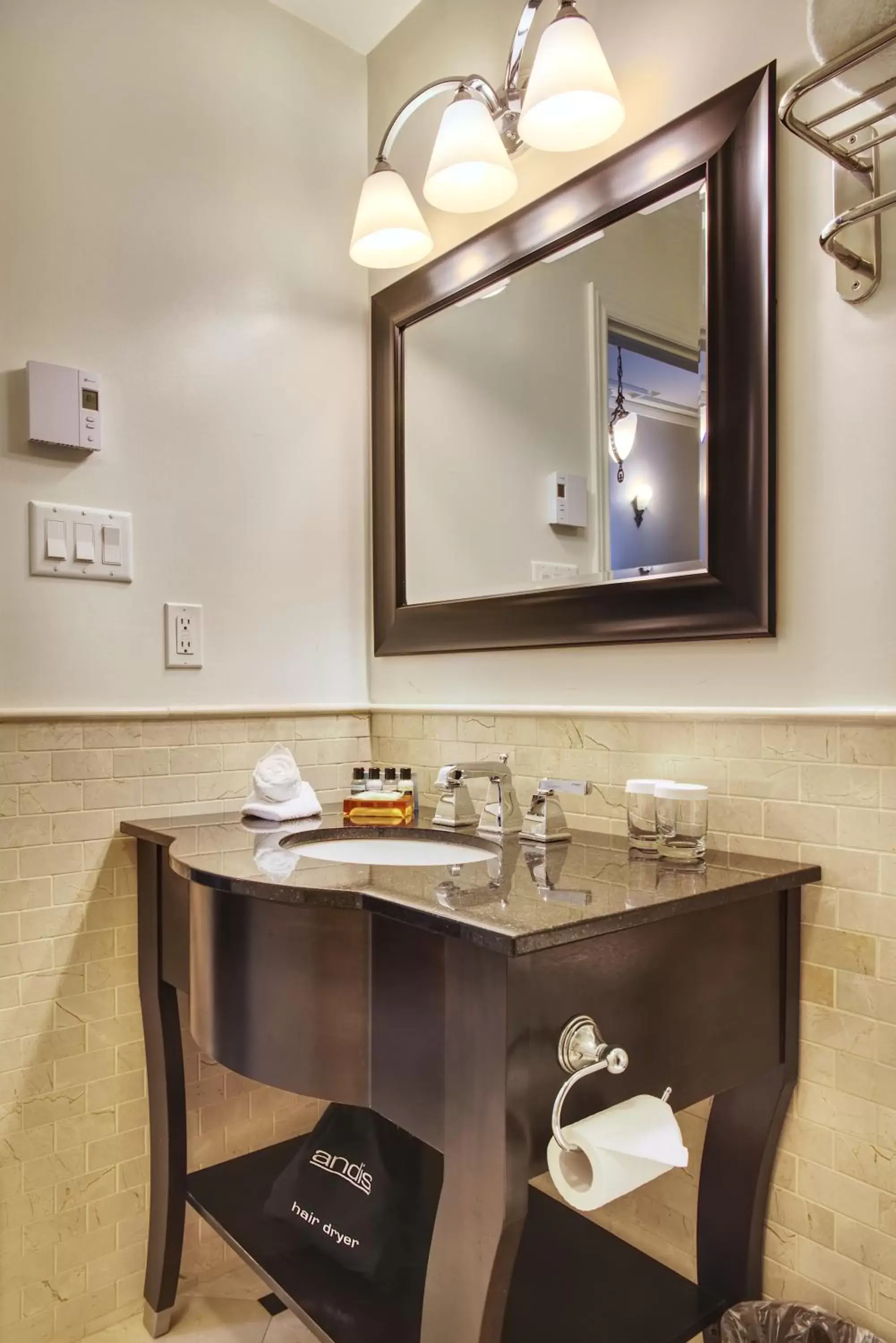 Toilet, Bathroom in Hotel Manoir D'Auteuil