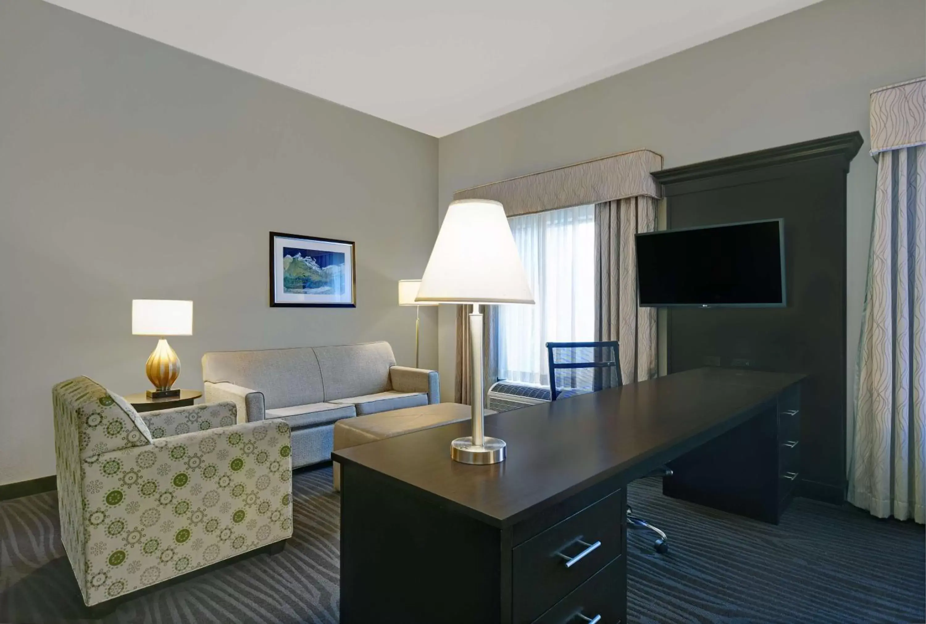 Living room, TV/Entertainment Center in Hampton Inn and Suites Robbinsville