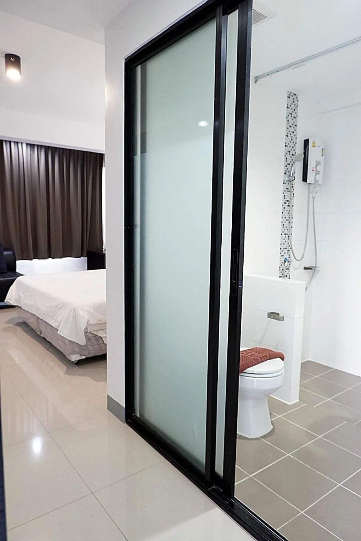 Shower, Bed in Izen Budget Hotel & Residence