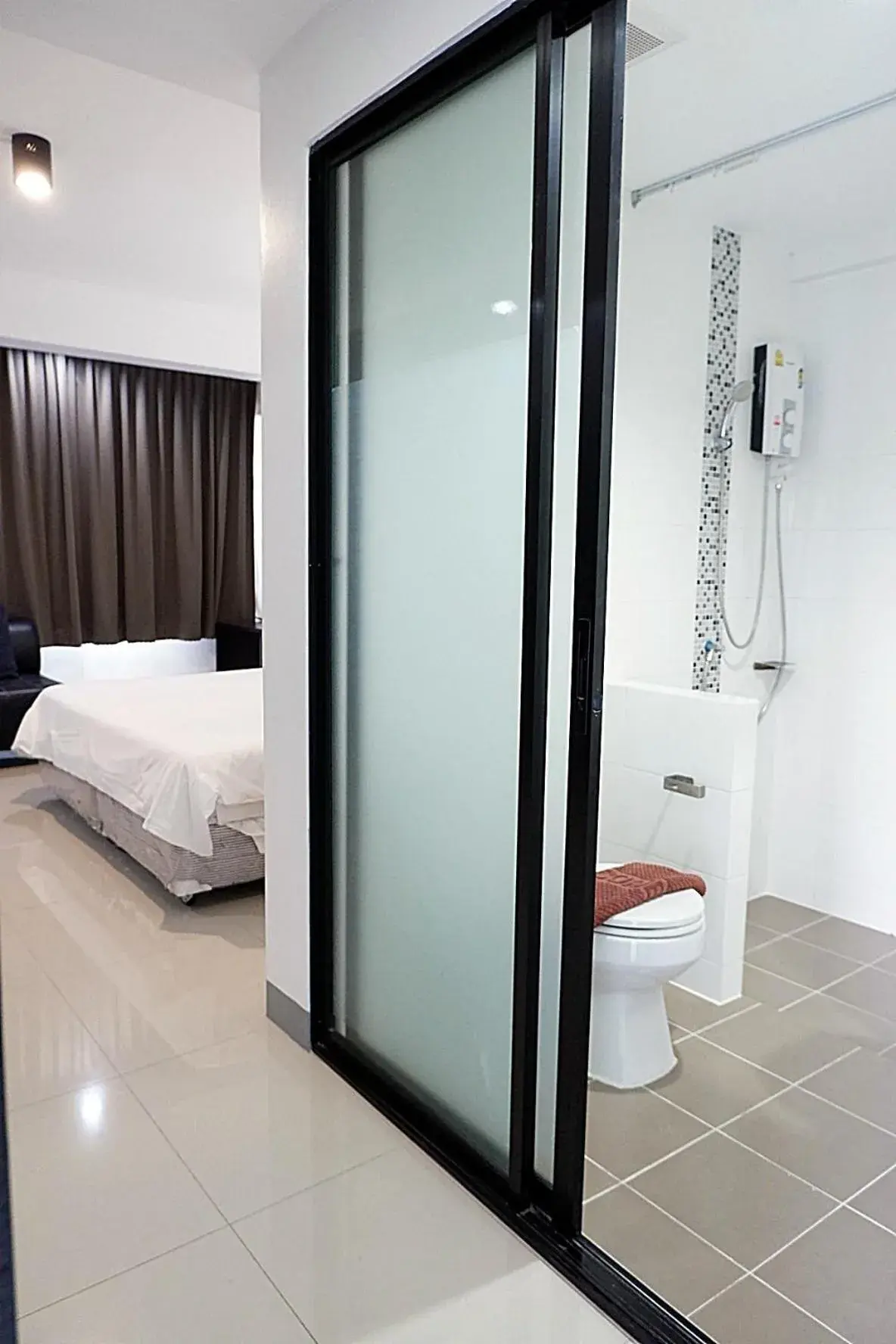 Shower, Bathroom in Izen Budget Hotel & Residence