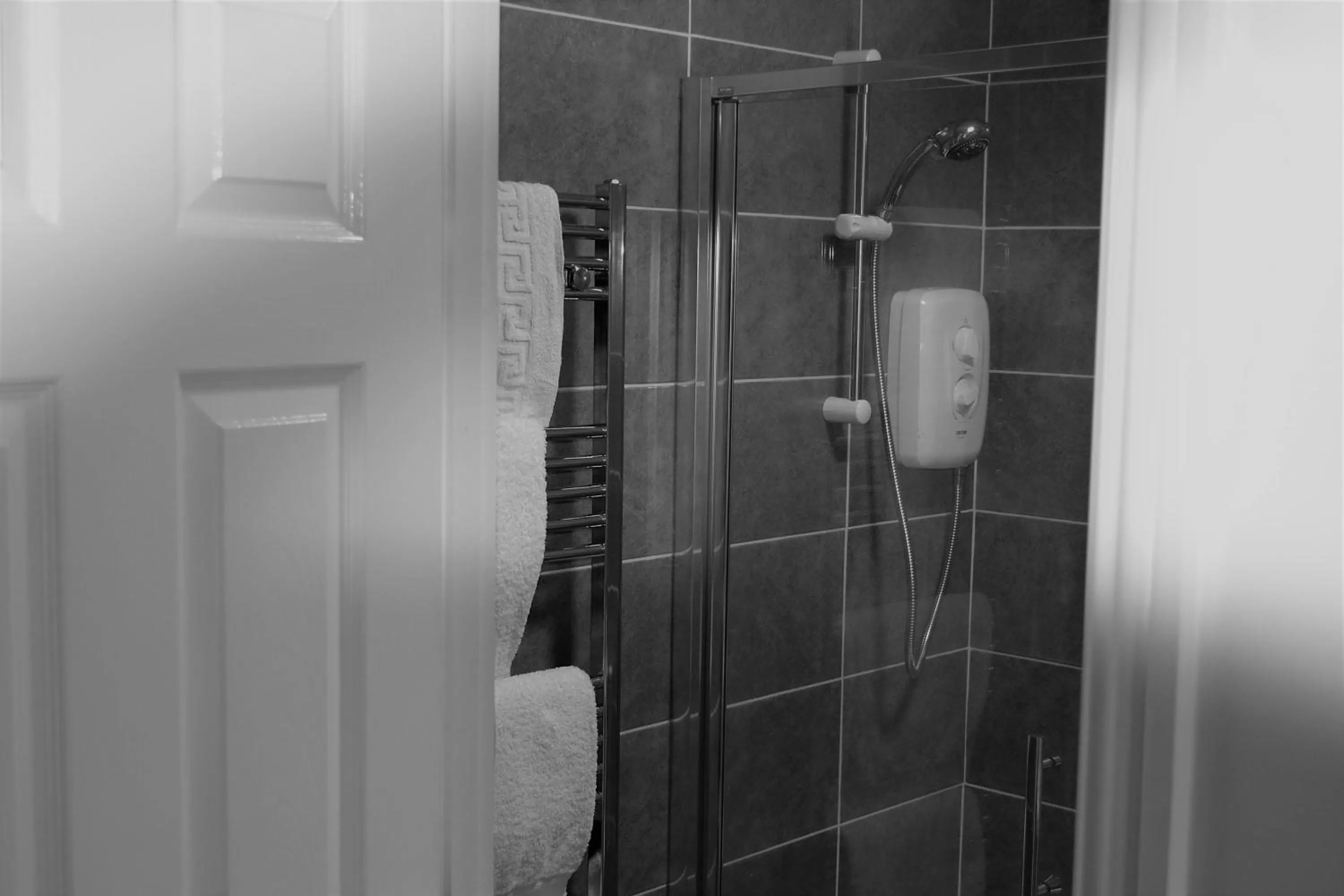 Photo of the whole room, Bathroom in Oak Tree Inn