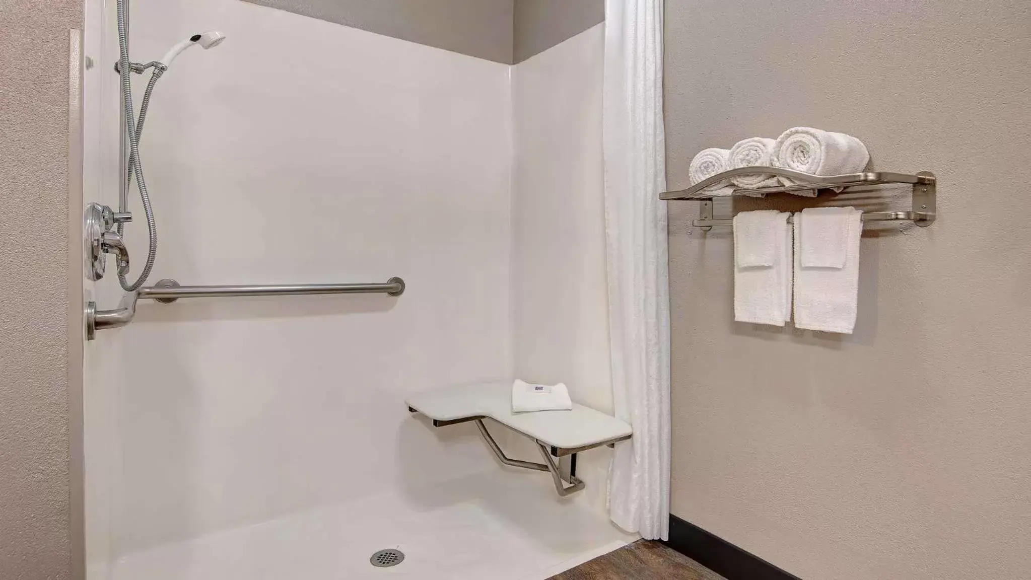 Bathroom in Motel 6-Percival, IA