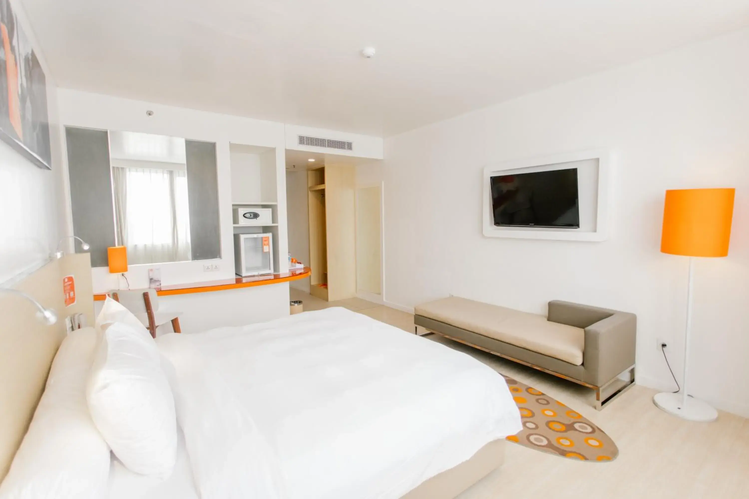 Bedroom, TV/Entertainment Center in Harris Hotel Pontianak