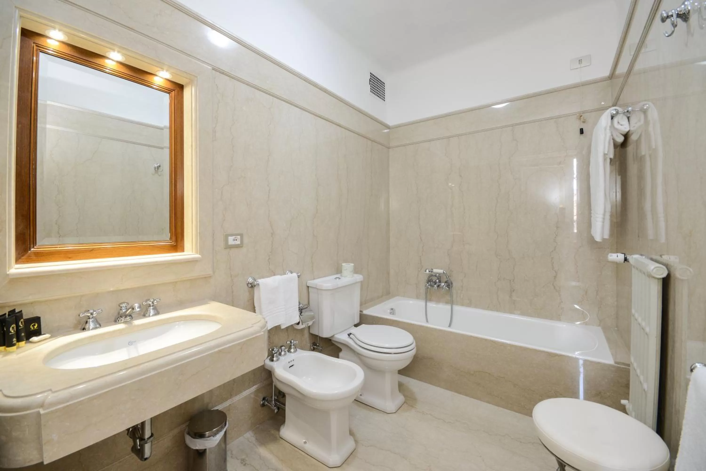 Bathroom in Hotel Vittoria