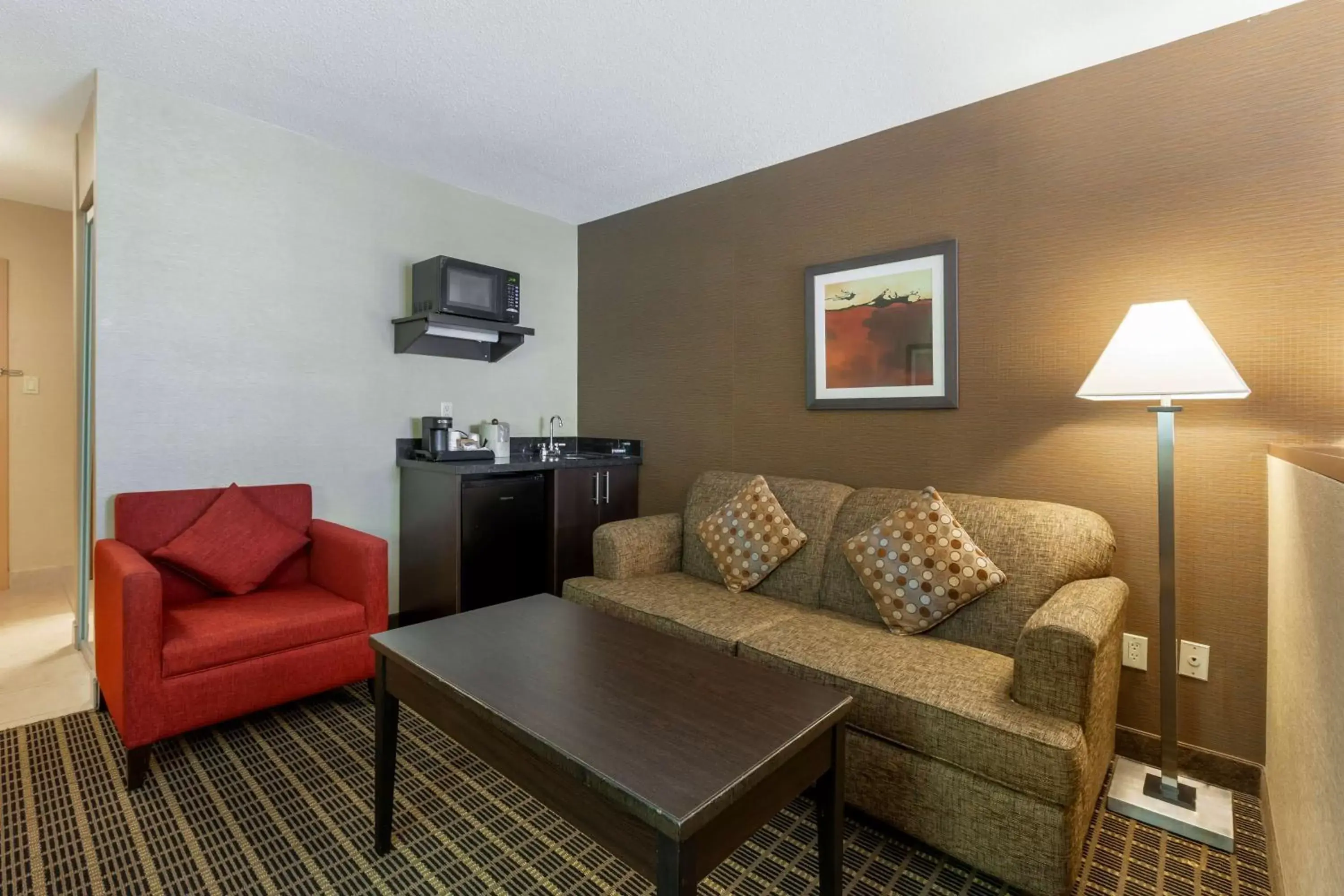Bedroom, Seating Area in Best Western Plus Burlington Inn & Suites