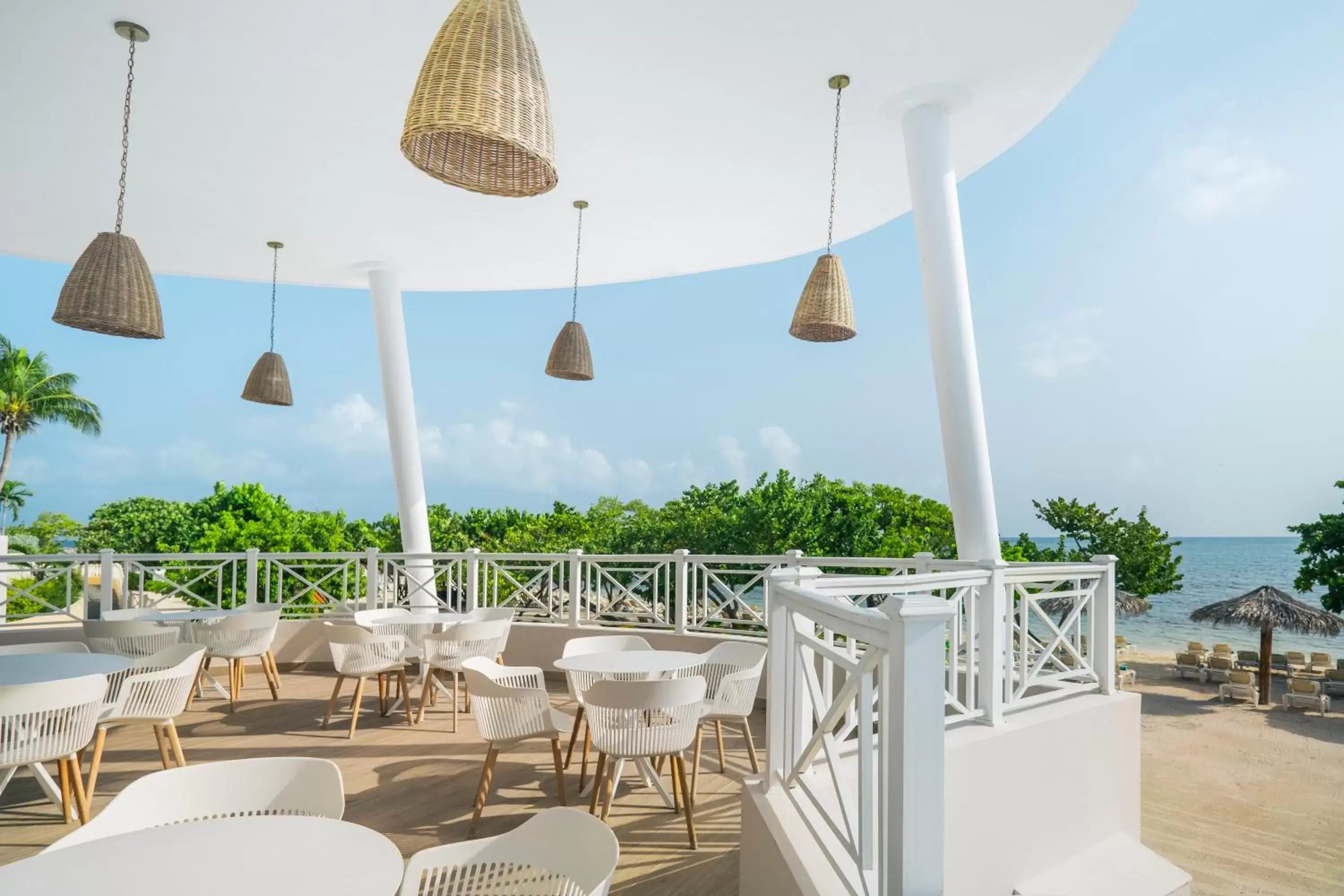 Lounge or bar in Iberostar Waves Rose Hall Beach - All Inclusive Lounge or bar in Iberostar Waves Rose Hall Beach - All Inclusive