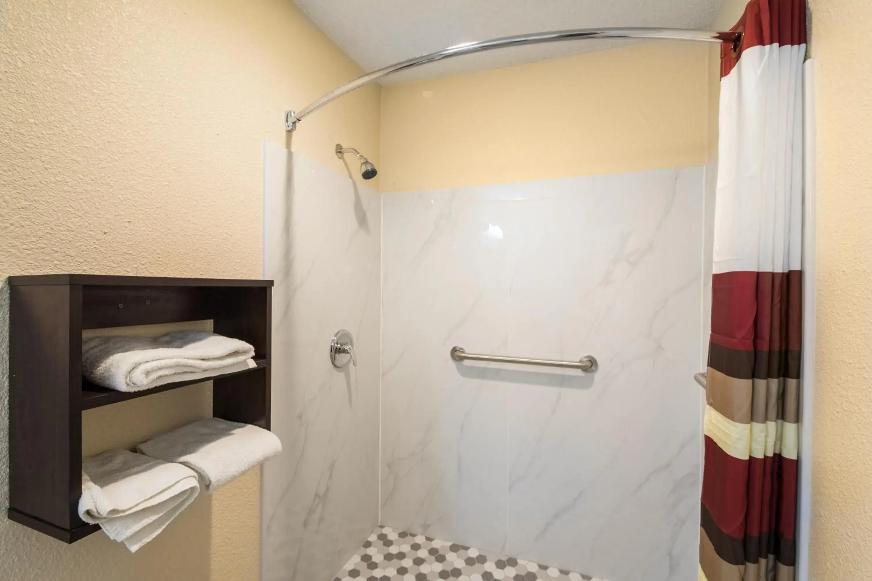 Bathroom in Red Roof Inn Temple