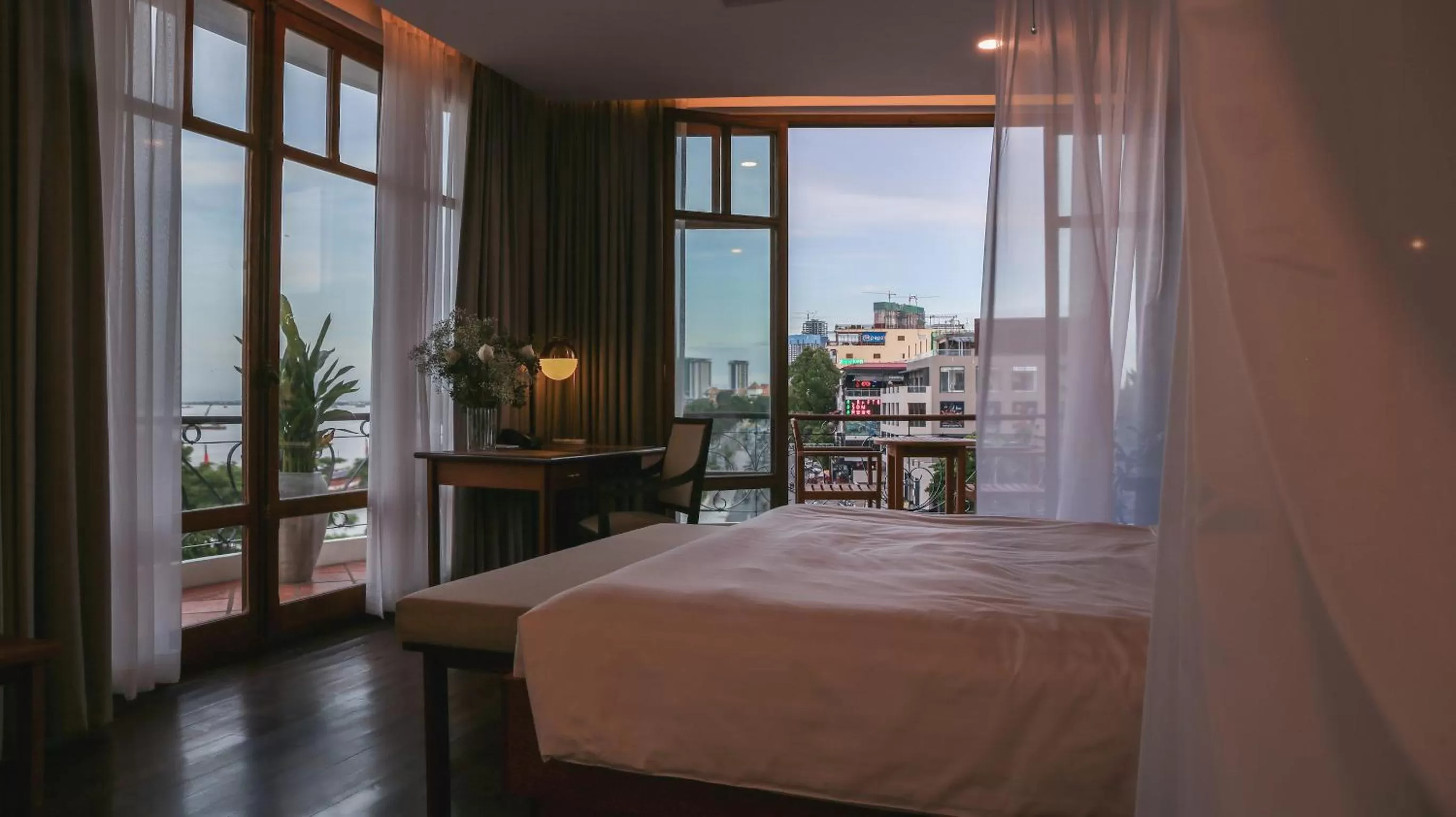 Street view, Bed in Amanjaya Pancam Suites Hotel