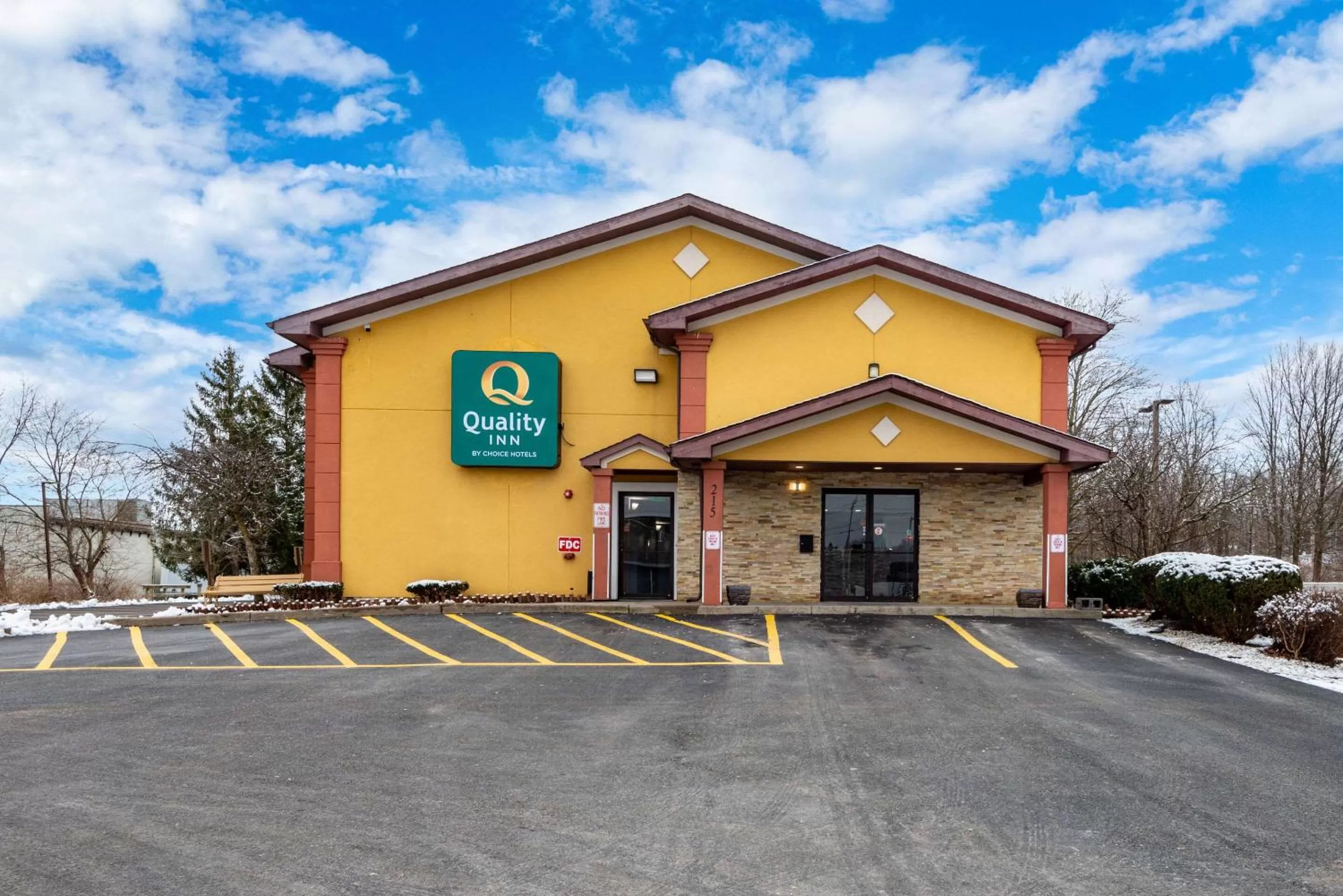 Property Building in Super 8 by Wyndham Oneida Verona