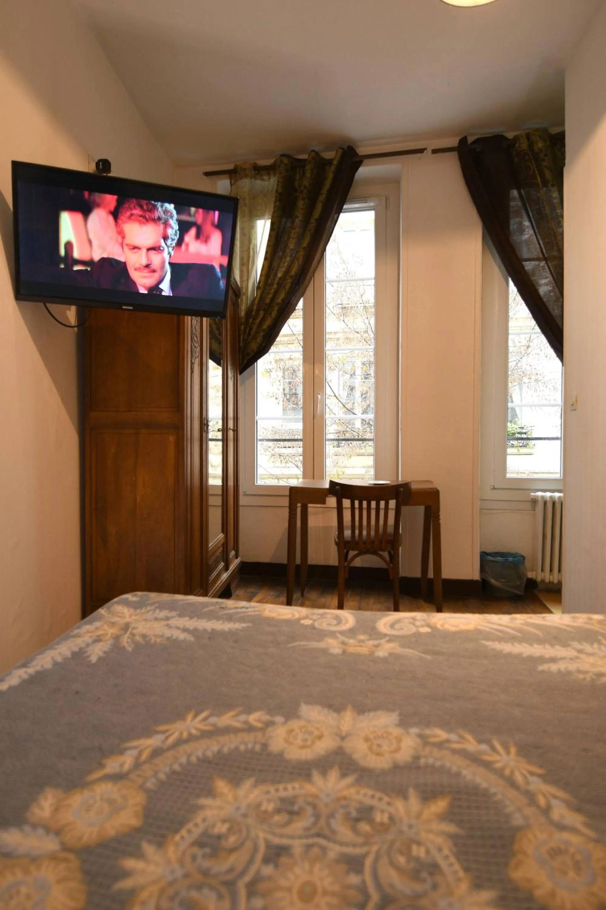 Bed in Hotel d'Orléans Paris Gare de l'Est