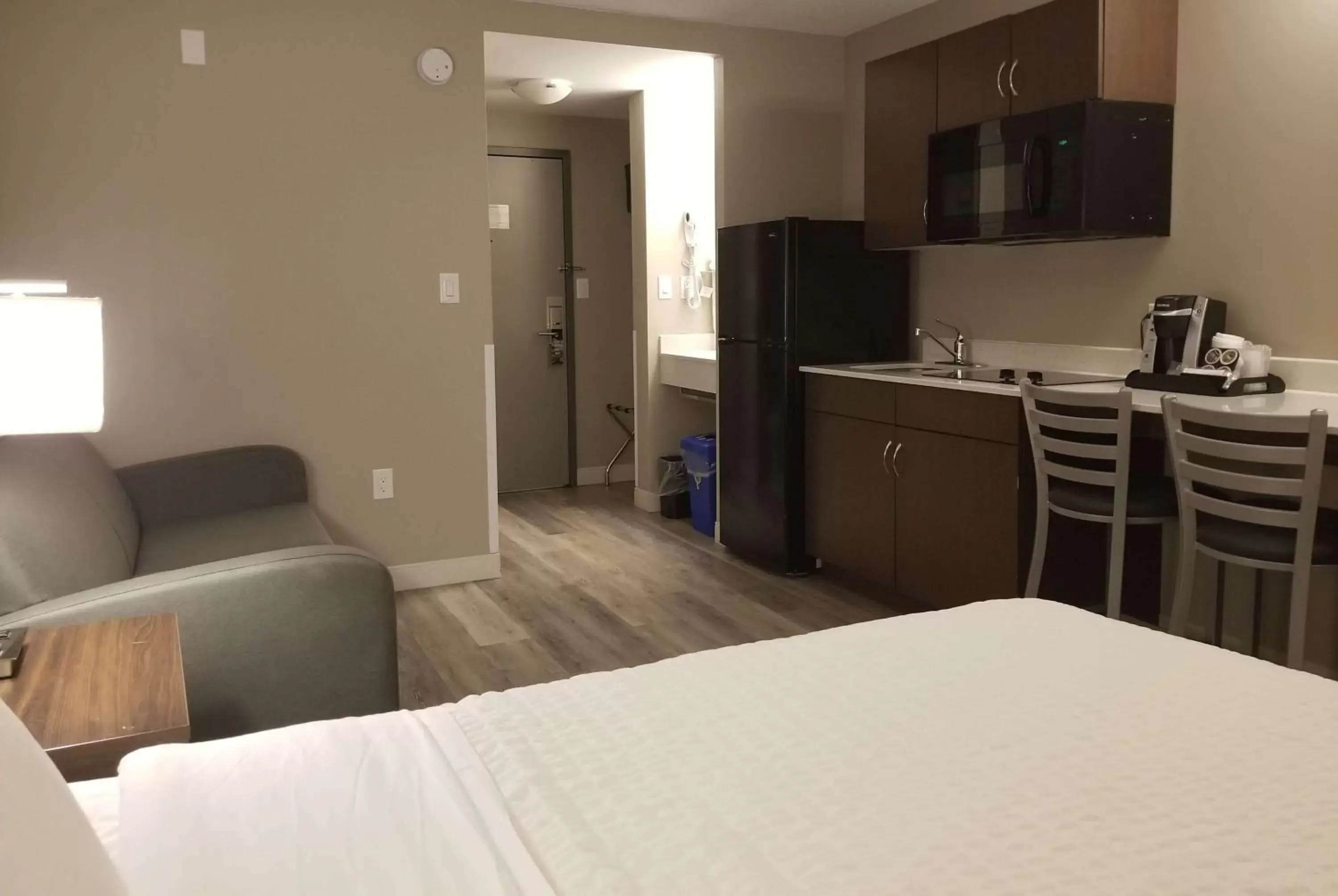 Photo of the whole room, Bed in Super 8 by Wyndham Winnipeg West