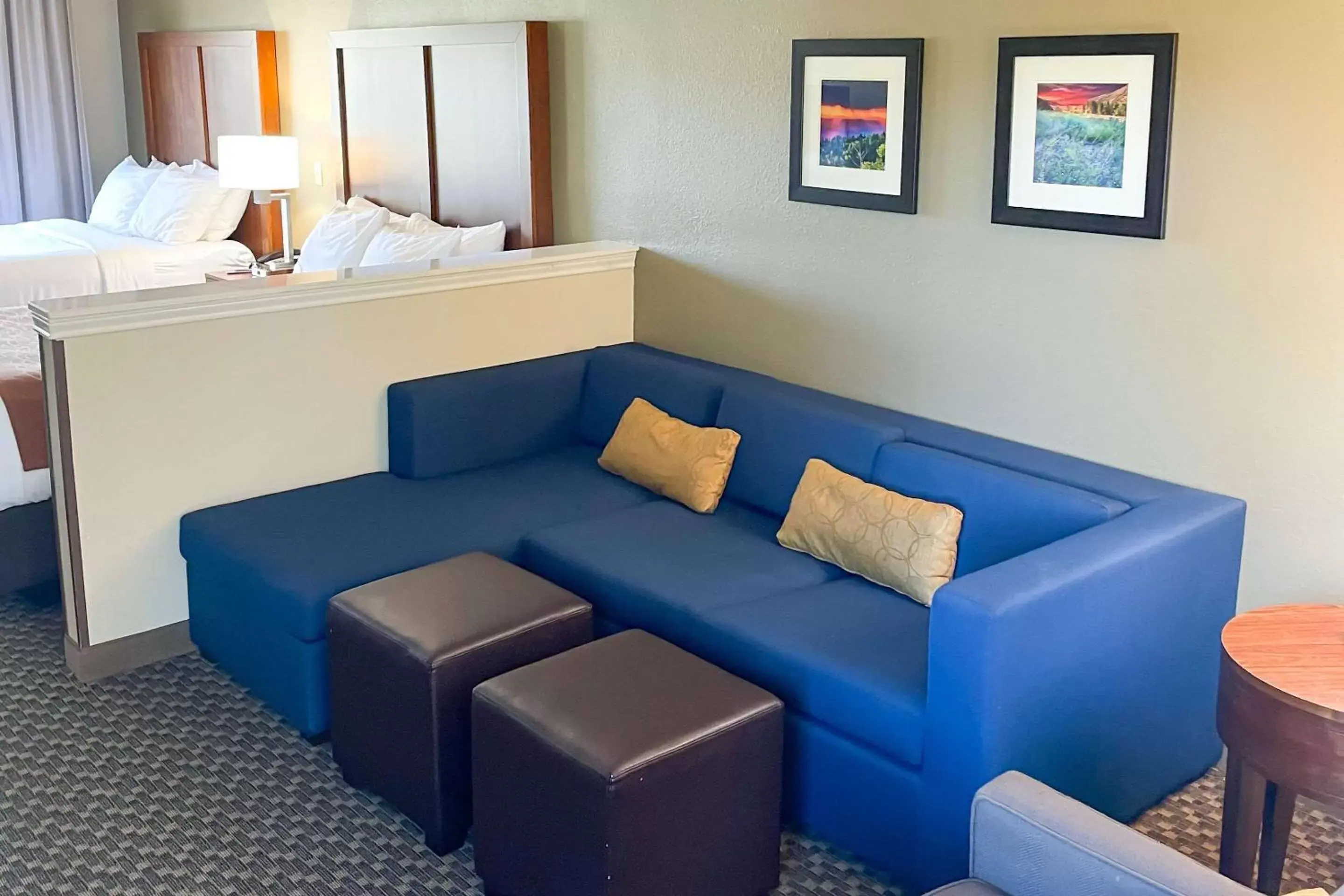 Bedroom, Seating Area in Comfort Inn & Suites Midtown