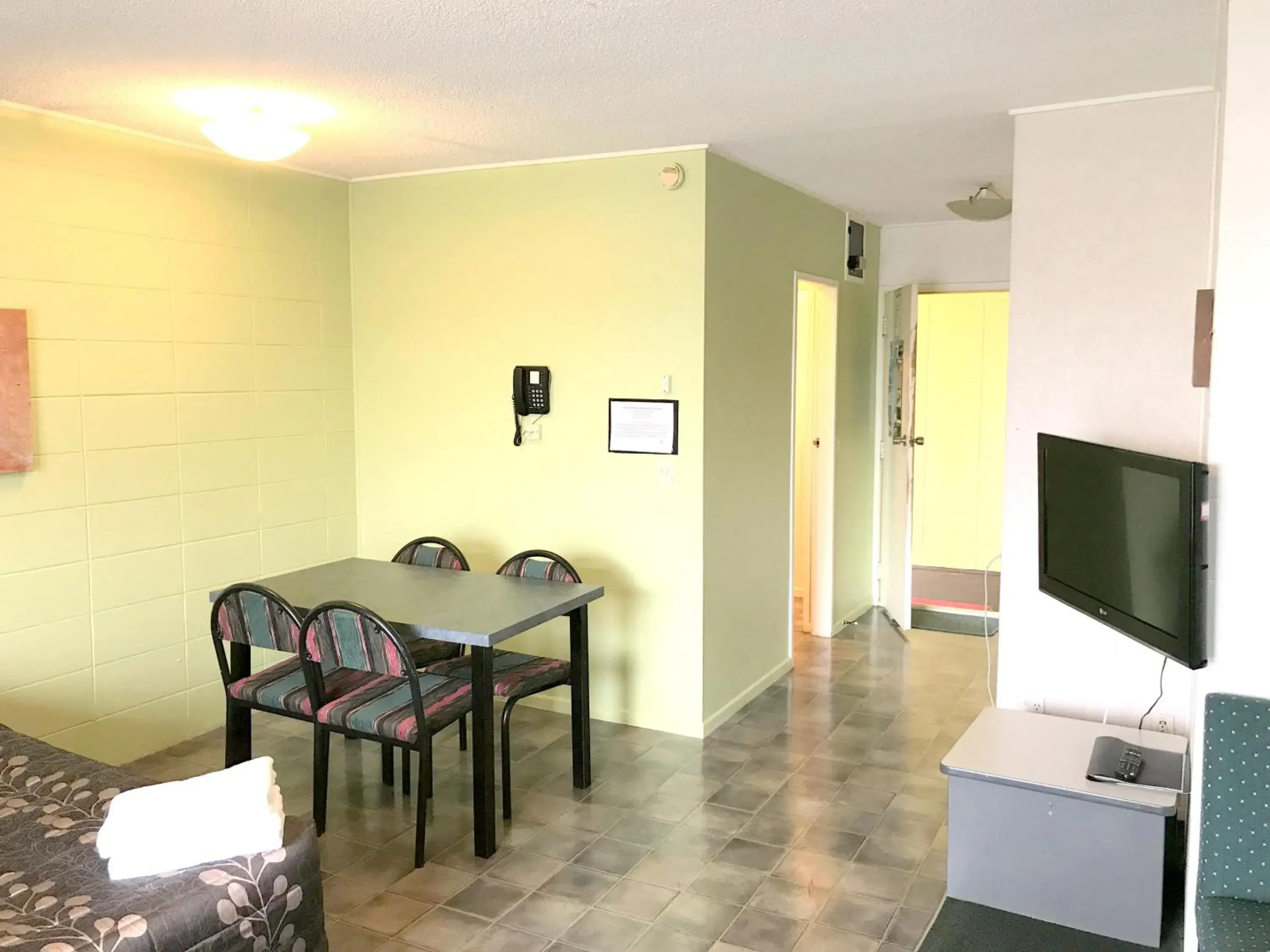 Dining area, TV/Entertainment Center in Greenview Motel