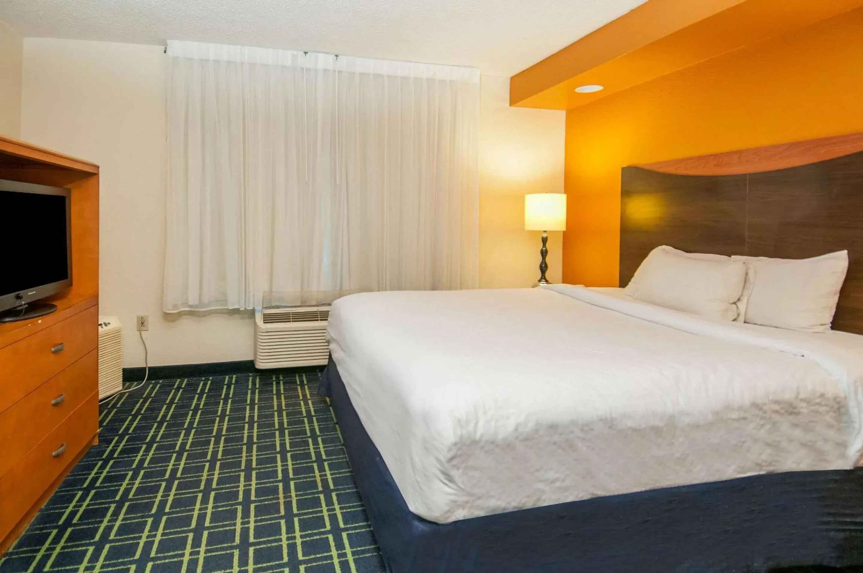 Photo of the whole room, Bed in Quality Inn & Suites