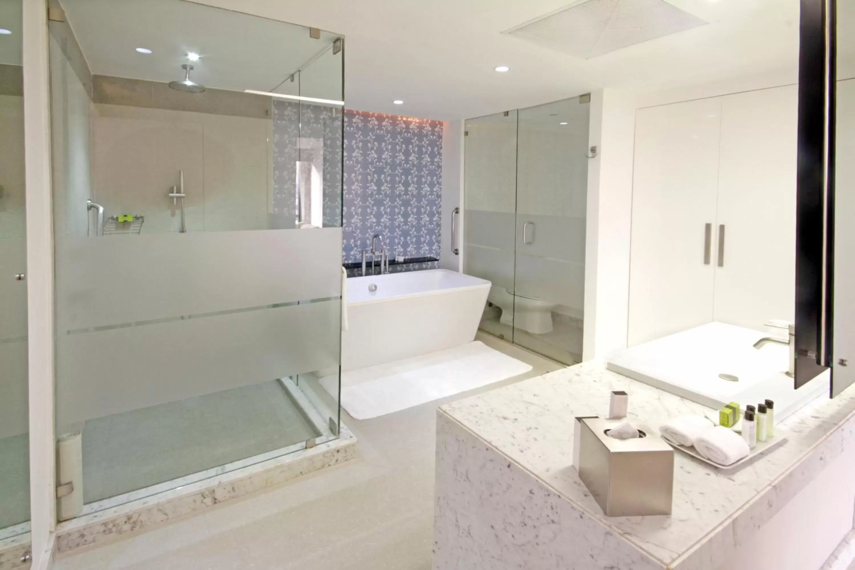 Photo of the whole room, Bathroom in Presidente InterContinental Guadalajara, an IHG Hotel
