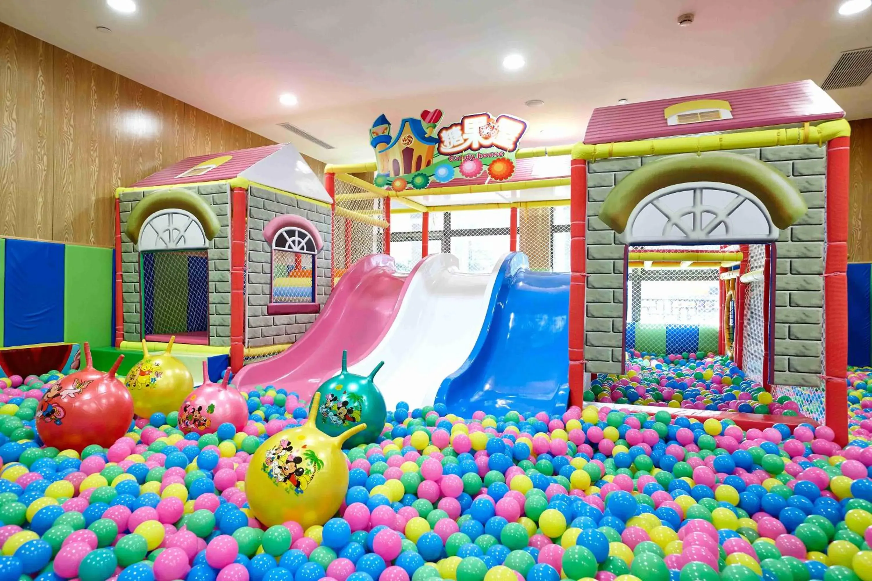 Children play ground, Kid's Club in Tongli Lakeview Hotel