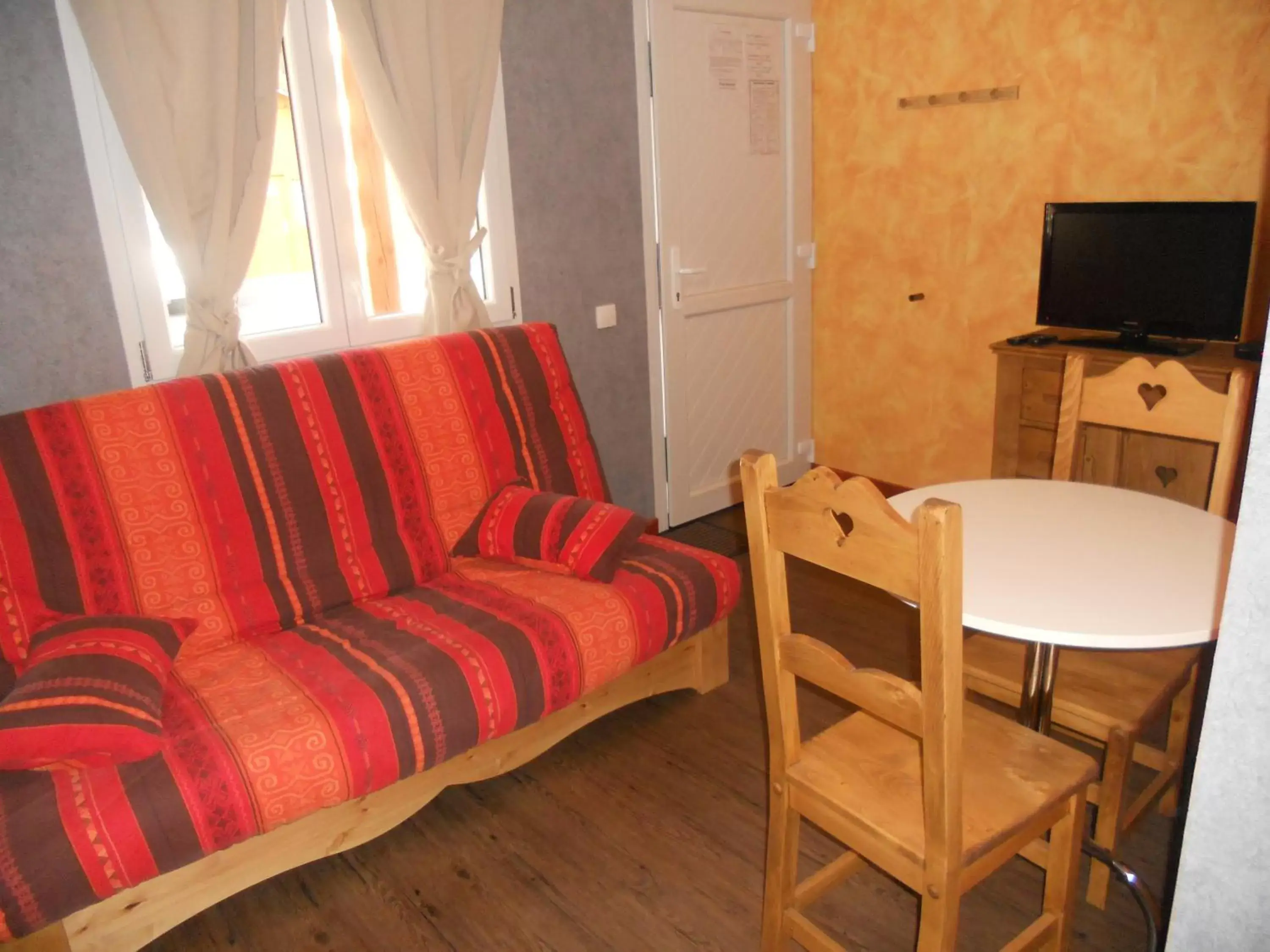 Photo of the whole room, Seating Area in Auberge du Saut des Cuves