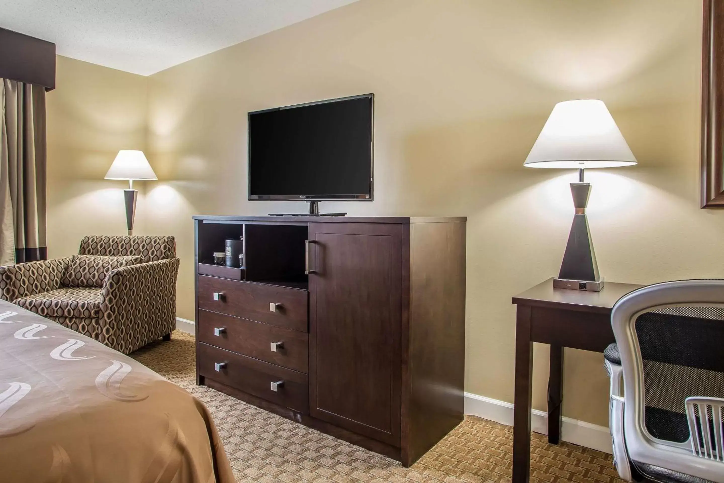 Photo of the whole room, TV/Entertainment Center in Quality Inn O'Hare Airport
