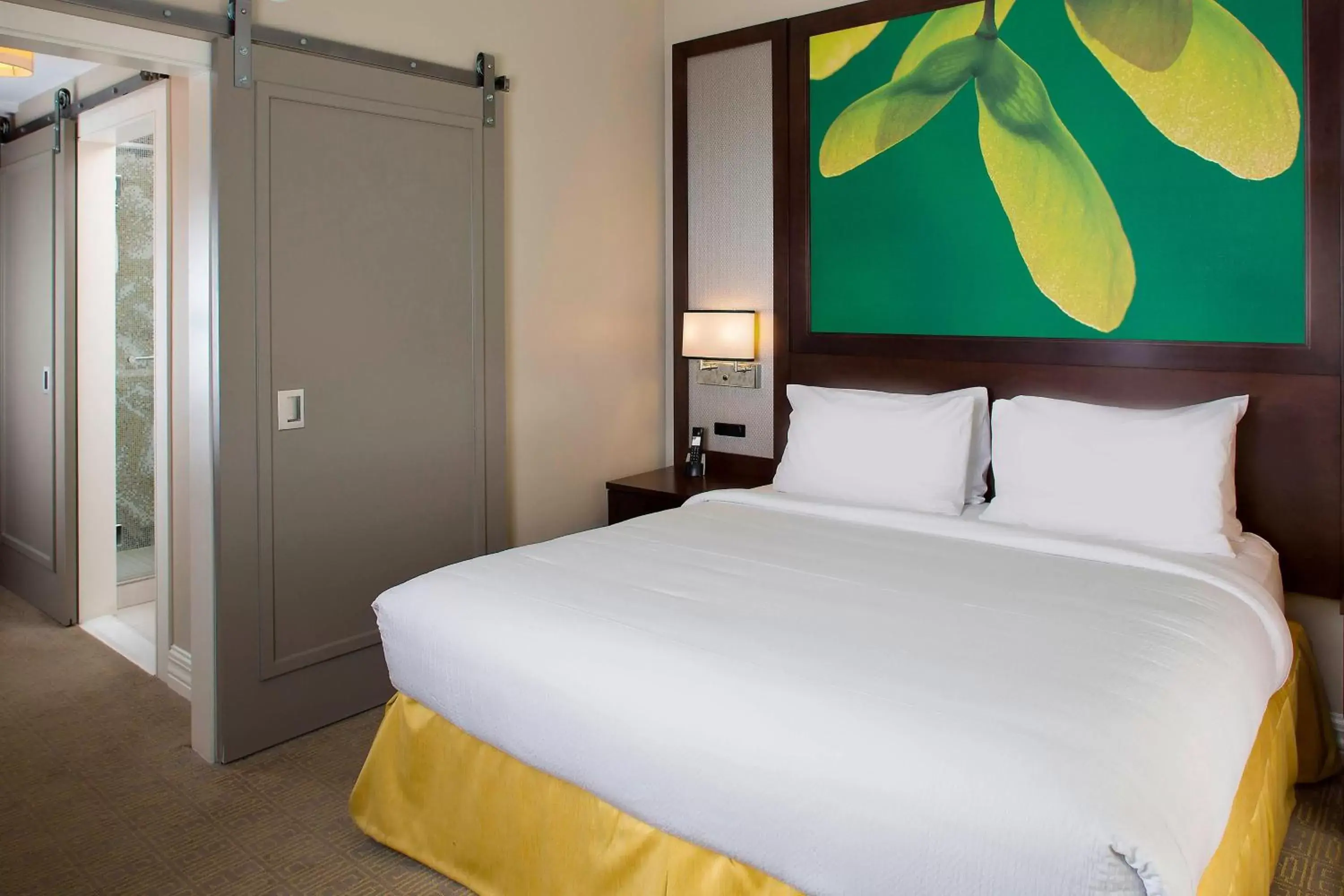 Bedroom, Bed in Courtyard by Marriott New Orleans French Quarter/Iberville
